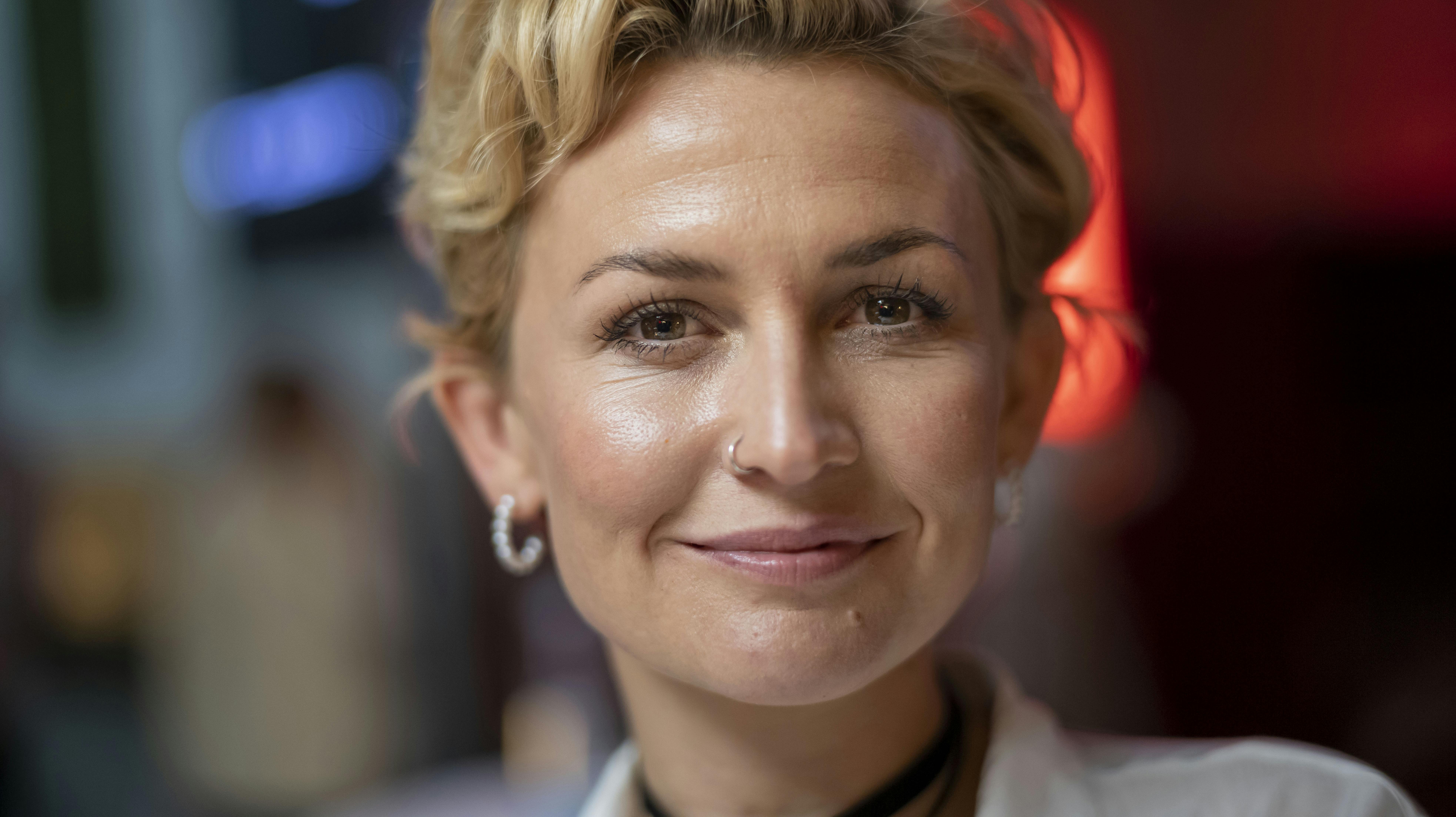 Popsanger Stine Bramsen slår et slag for bedre vilkår for kvinder i musikbranchen. 