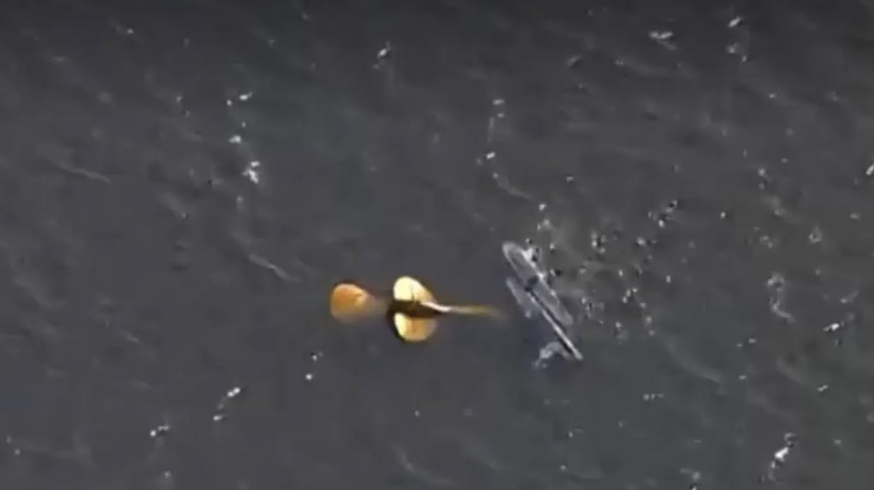 Fire personer har mistet livet, efter to fly kolliderede over en sø i Florida. nbsp;