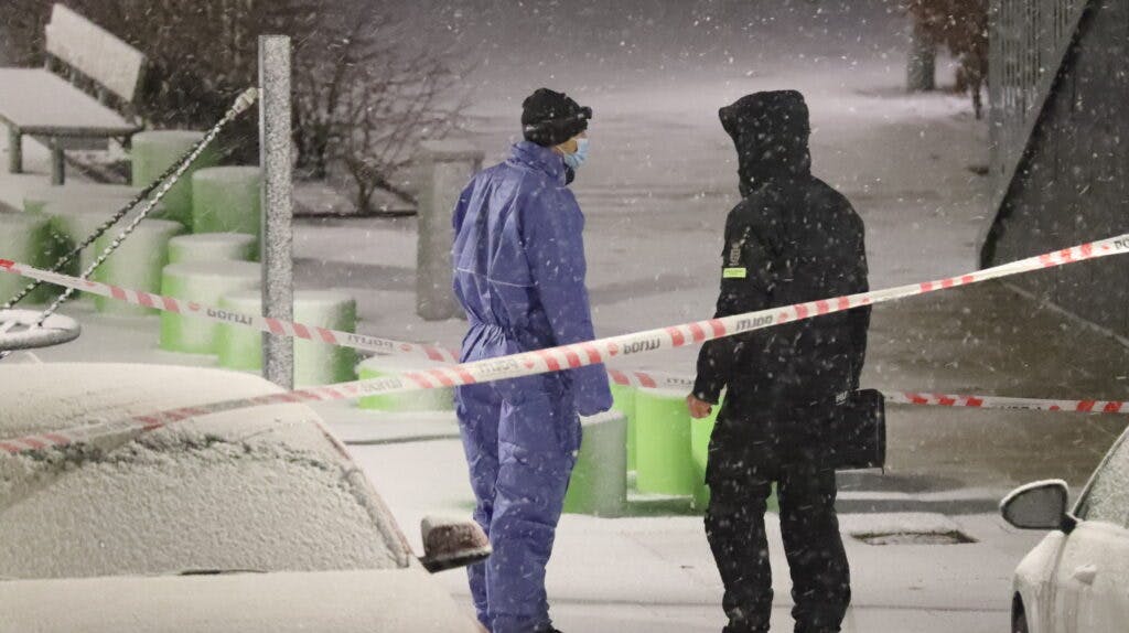 Den ene sigtede er blevet løsladt, mens den anden varetægtsfængsles i forbindelse med dobbeltdrabet i Taastrup.