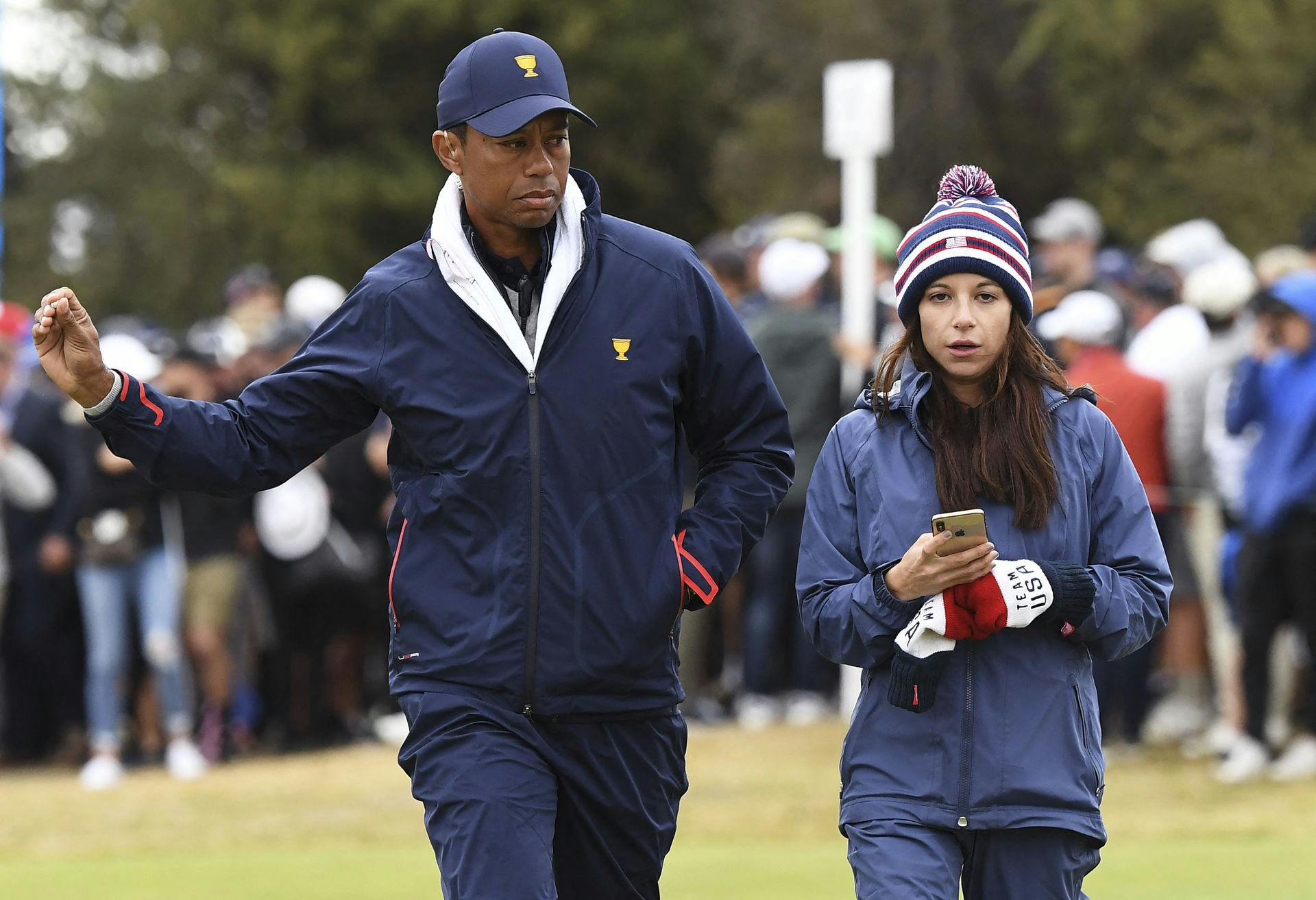Tiger Woods på golfbanen med Erica Herman, som han har dannet par med de seneste seks år.
