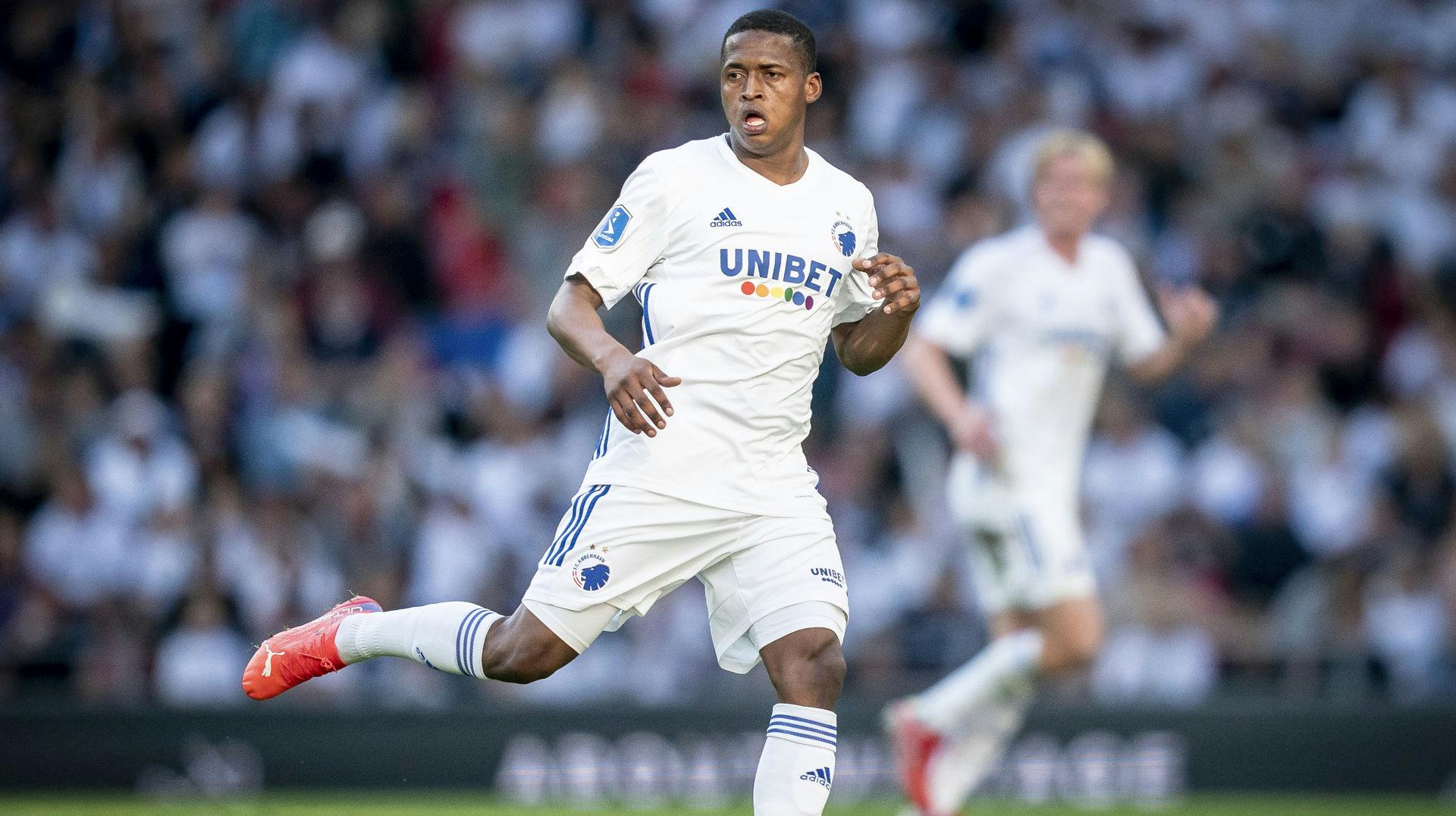FC Københavns Luther Singh er udlejet til portugisiske GD Chaves i denne sæson. I Danmark er han dog ikke blevet glemt, da han er blevet efterlyst. Sydafrikaneren har nemlig valgt at løbe fra sin YouSee-regning.