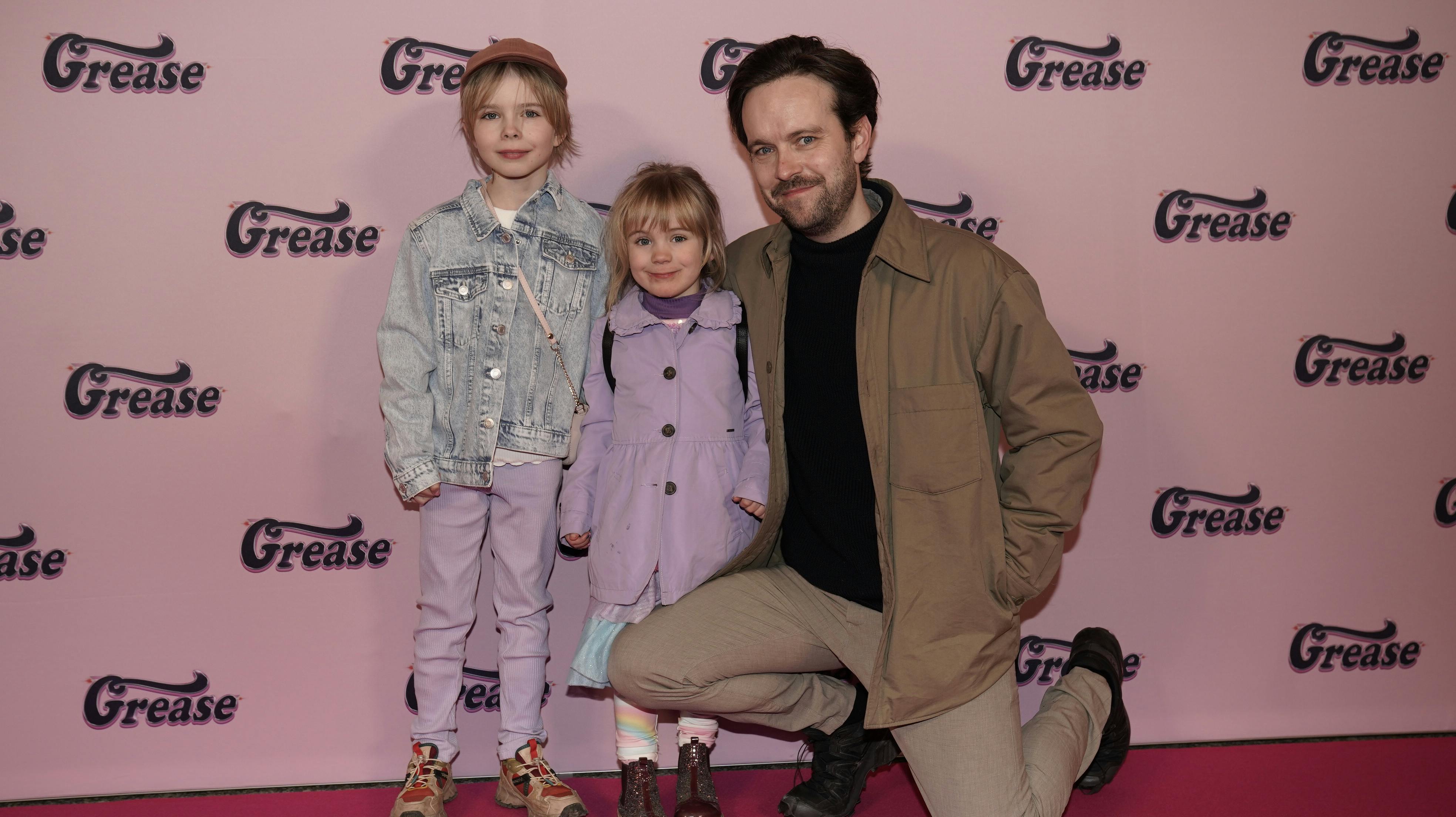 Neel Rønholdts kæreste, Jens Sætter-Lasse, med parrets to døtre, Ellen (tv.) og Franka (th.).