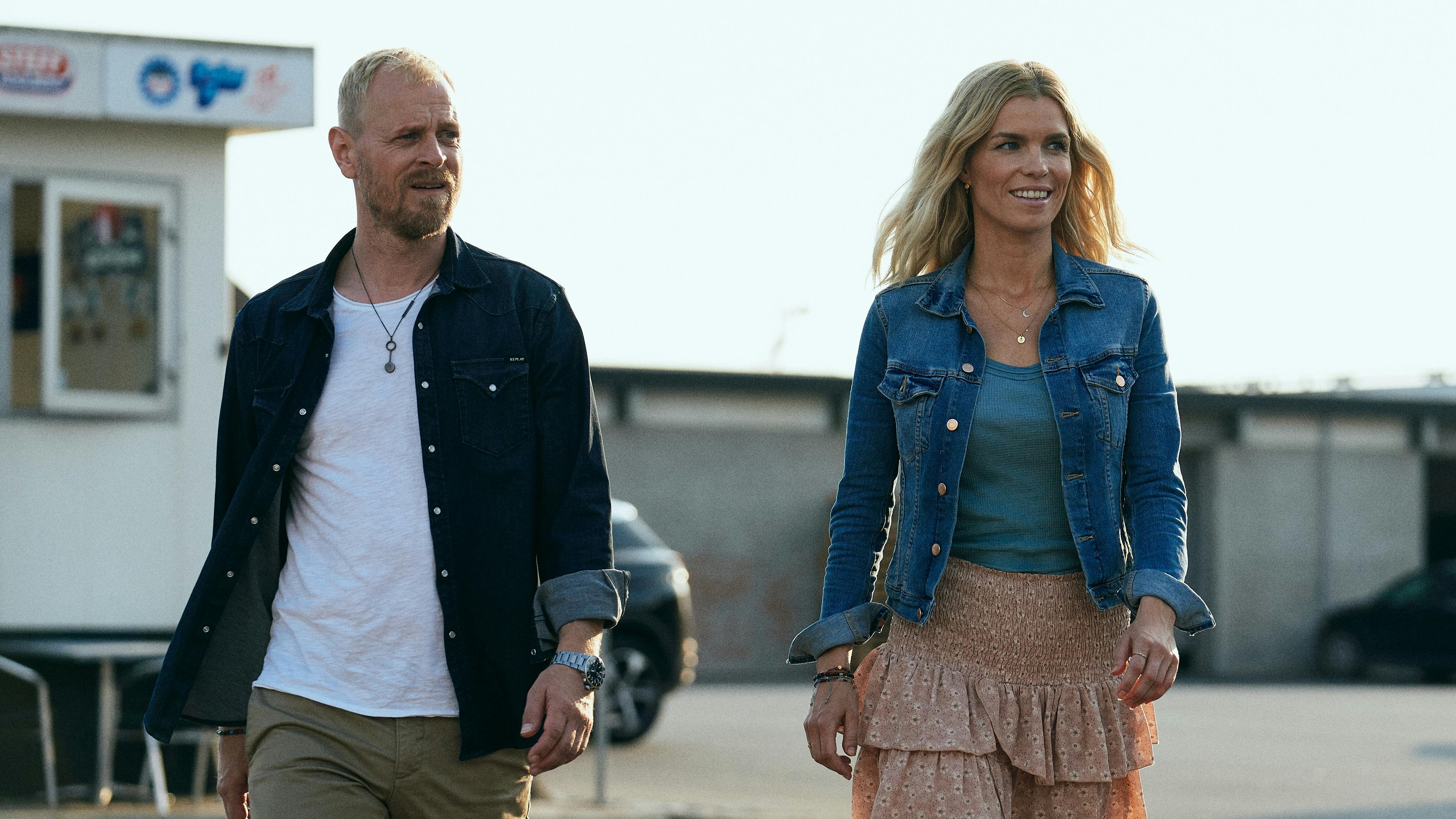 Carsten Bjørnlund og Marie Bach Hansen lykkedes med at blæse den britiske stjernekomiker bagover med deres præstationer i TV 2-serien om et uopklaret mod ved den jyske vestkyst. 