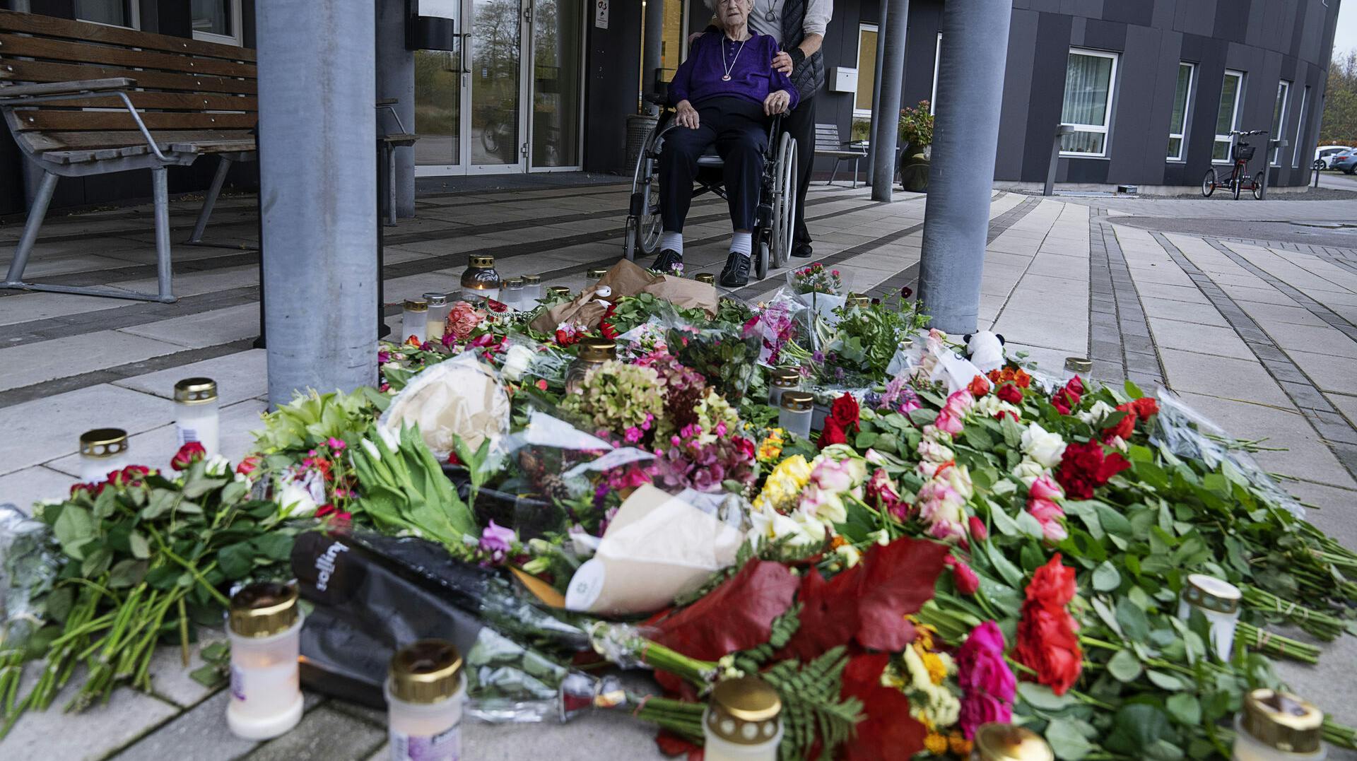 Blomster og lys til minde om dræbt 37-årig gravid kvinde, foran Plejecenter Samsøvej i Holbæk, søndag den 6. november 2022. Den myrdede gravide kvinde, som var afghansk statsborger, var ansat på Plejecenter Samsøvej.