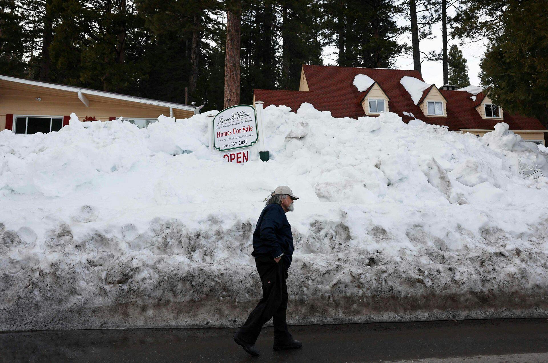 Massive mængder sne har ramt et område i Californien.
