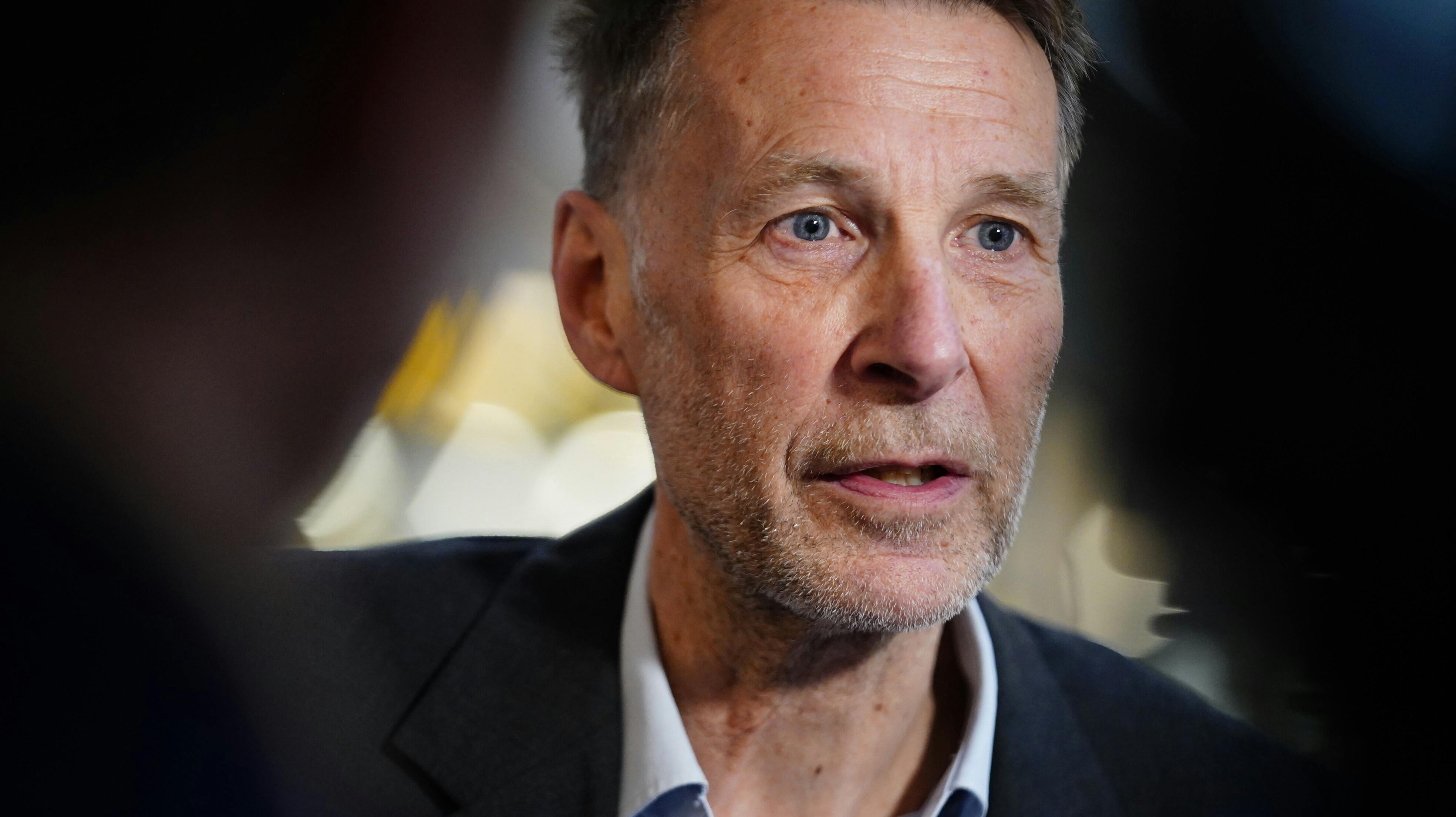 Folketingsmedlem og kulturordfører Jon Stephensen (M) møder pressen fredag morgen i Københavns Lufthavn 