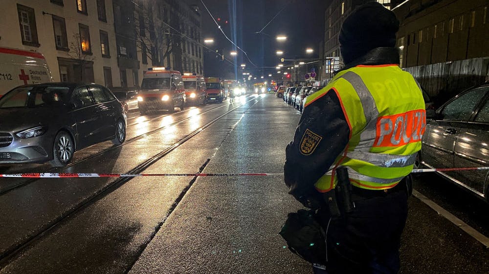 Politiet har spærret området omkring apoteket af i Karlsruhe, hvor et gidseldrama udspiller sig fredag aften.