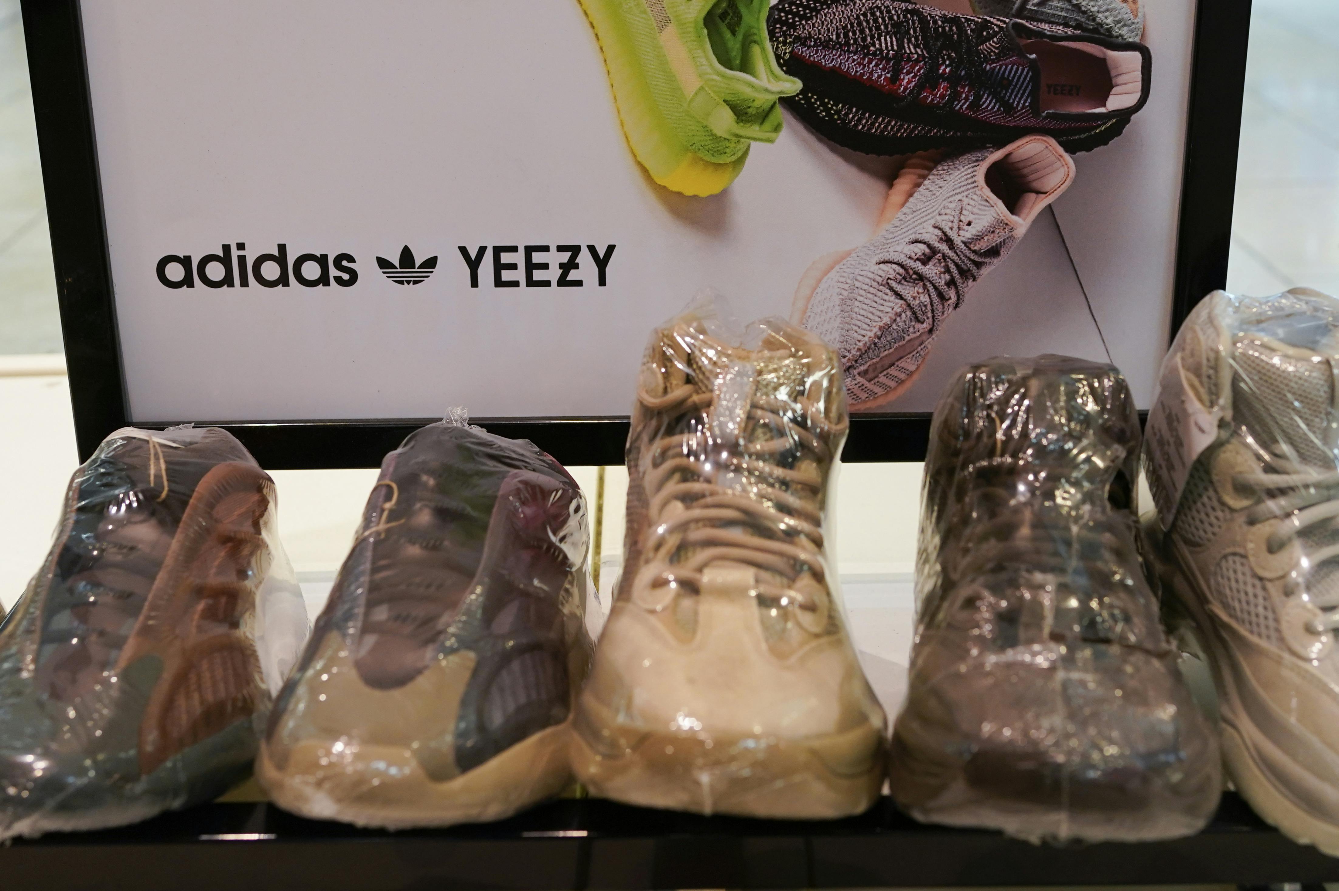 har for milliarder af Yeezy-sko, som de ikke ved, hvad gøre med | SE og HØR