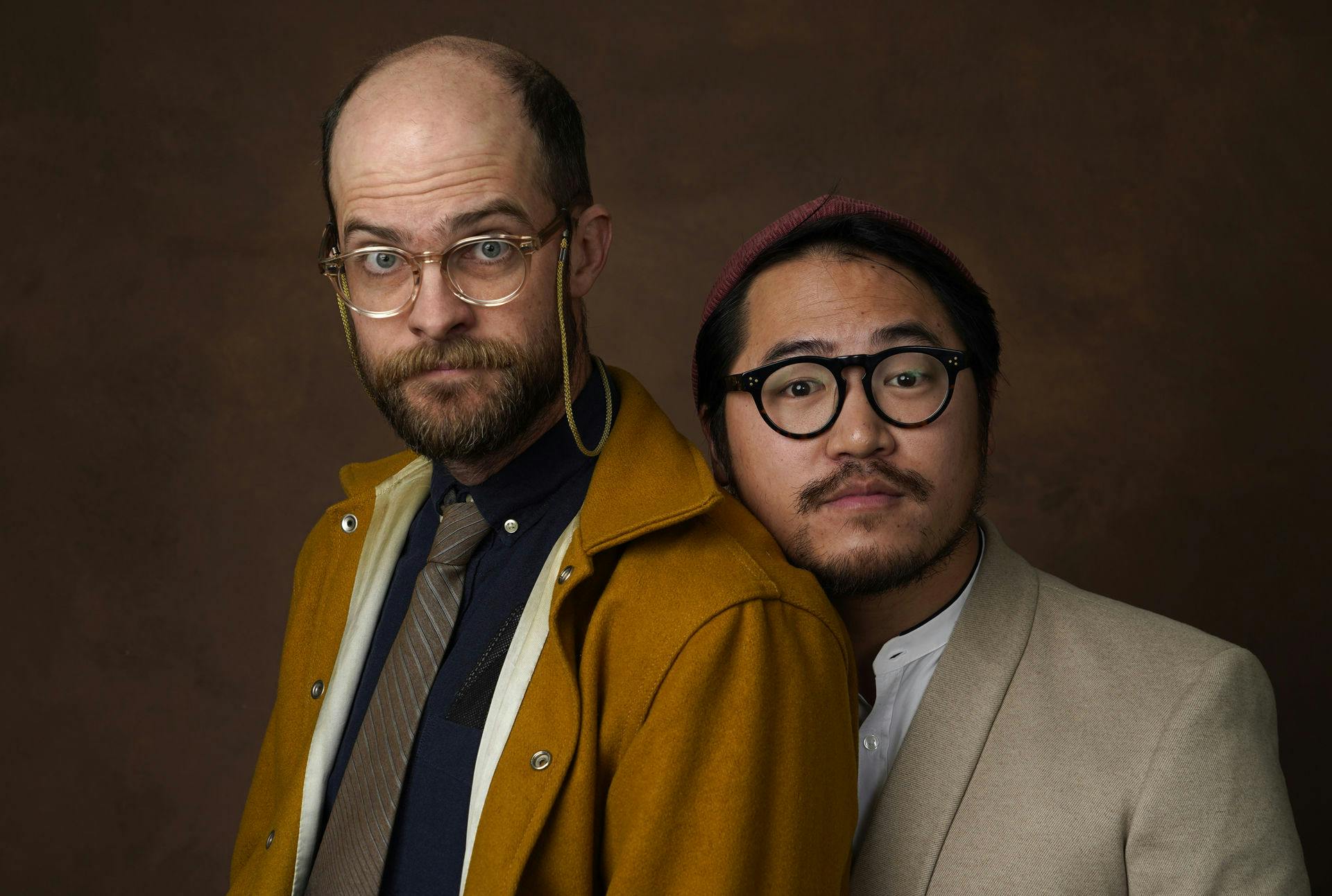 Daniel Scheinert (tv) and Daniel Kwan (th) er nomineret til hele tre priser ved årets Oscar for deres film "Everything Everywhere All at Once".