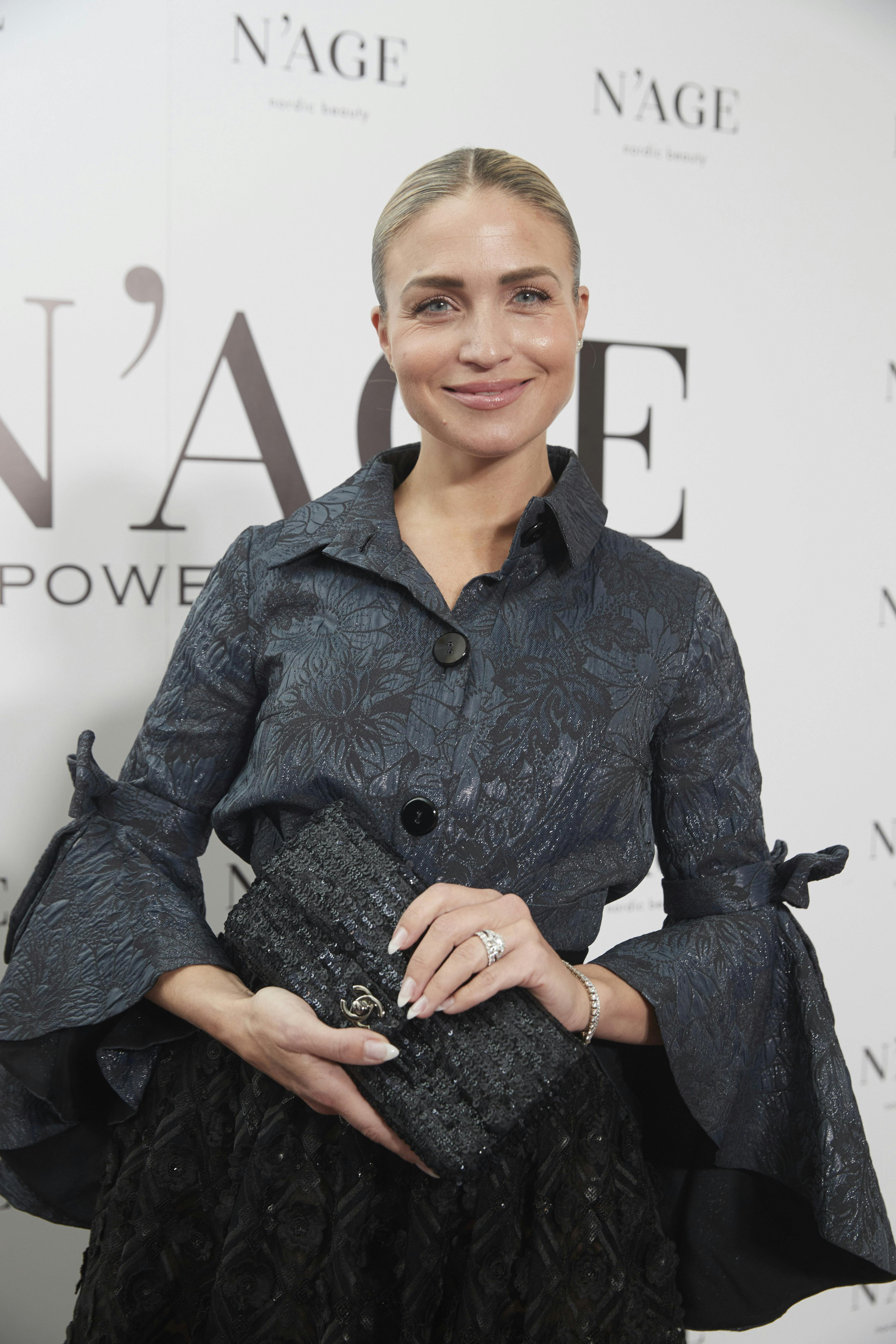 Christiane Schaumburg-Müller Åxman viste sin nye ring frem, da hun kom forbi den røde løber til skønhedsklinikken N'AGEs 20-års jubilæum.