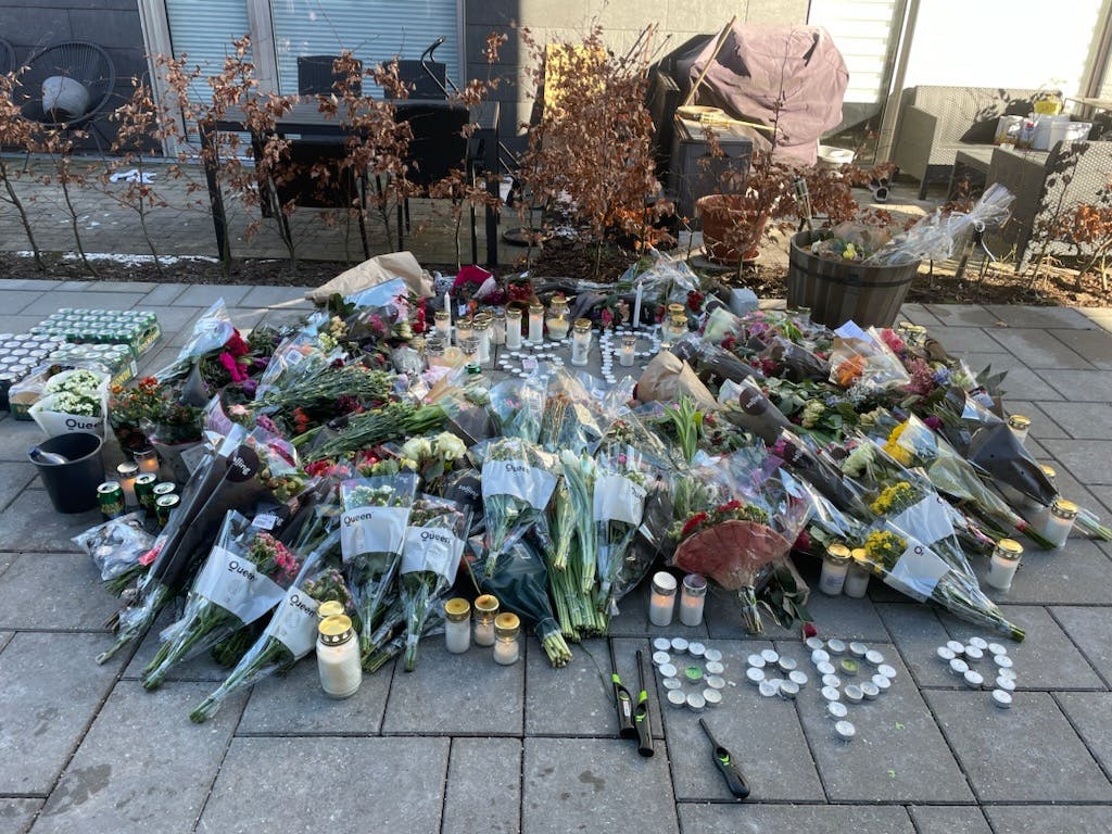 Blomsterhavet på Skjeberg Allé har vokset sig større og større siden den tragiske begivenhed mandag aften.&nbsp;