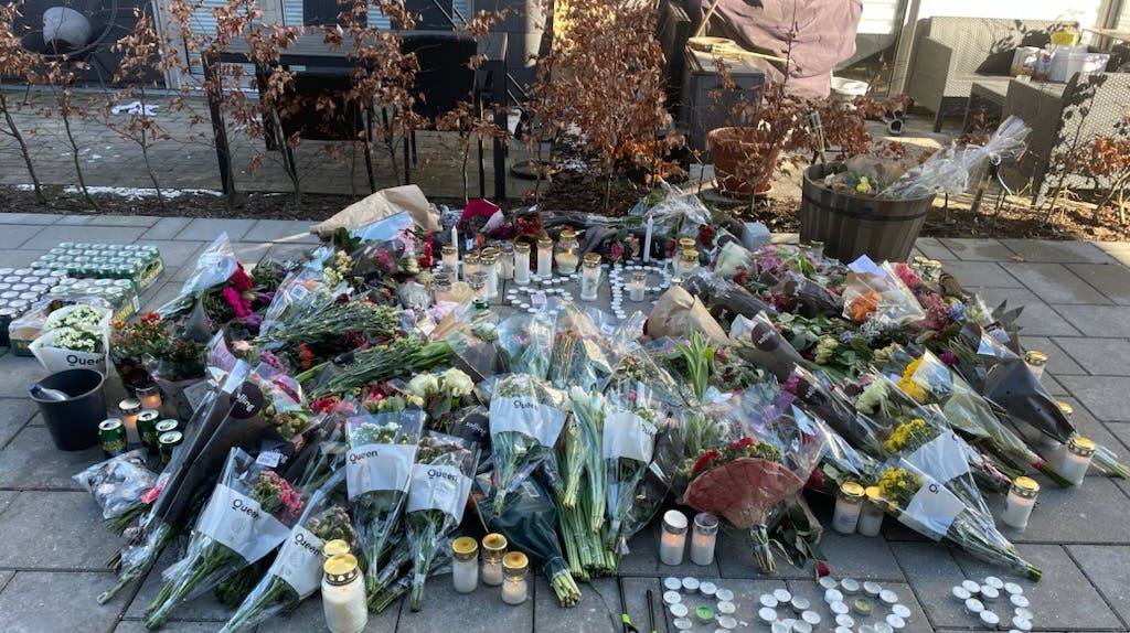 Blomsterhavet på Skjeberg Allé har vokset sig større og større siden den tragiske begivenhed mandag aften. 