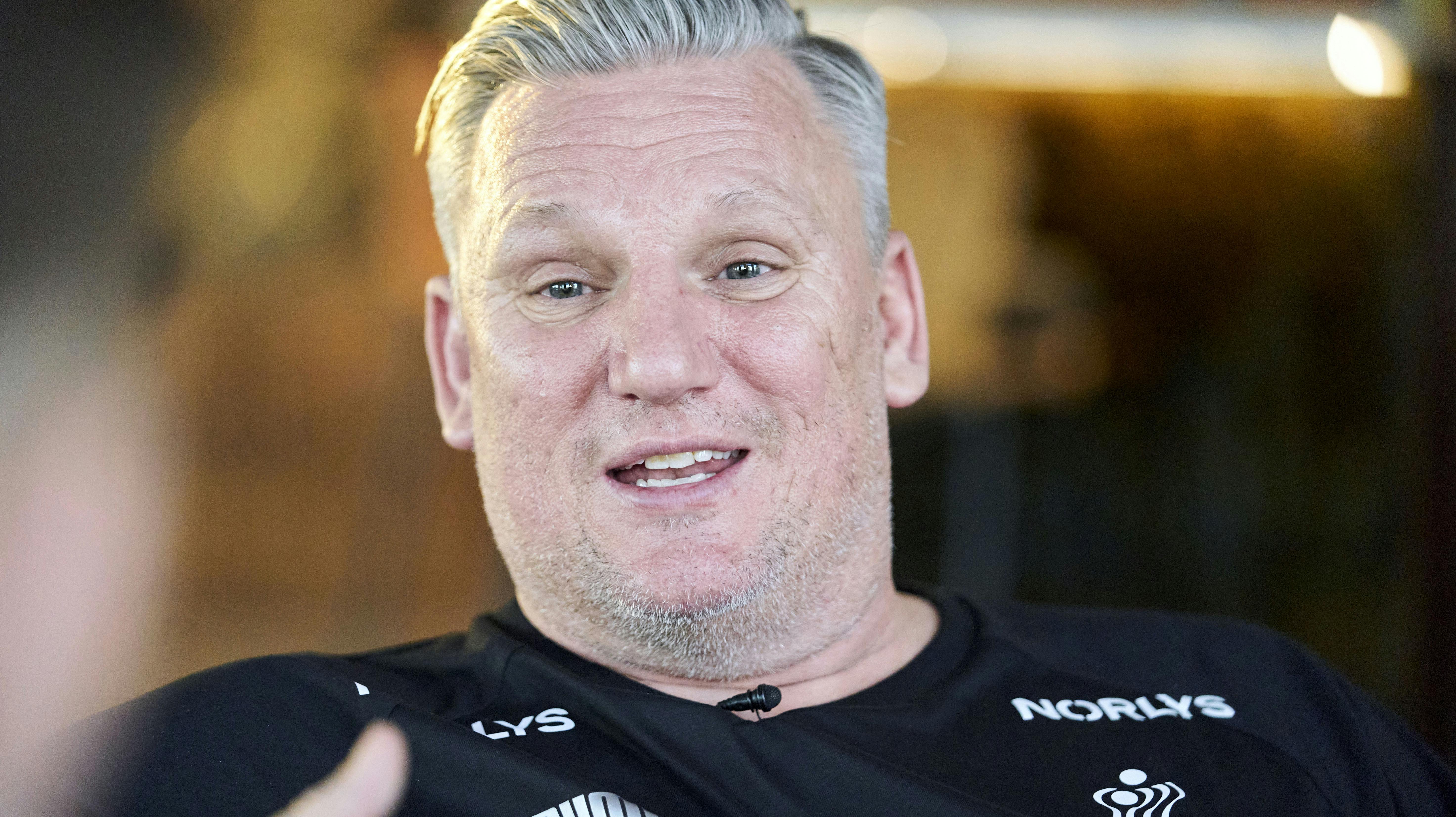 Nikolaj Jacobsen ville gerne kunne gå ud og spise uden at blive genkendt, når han er hjemme i Danmark.