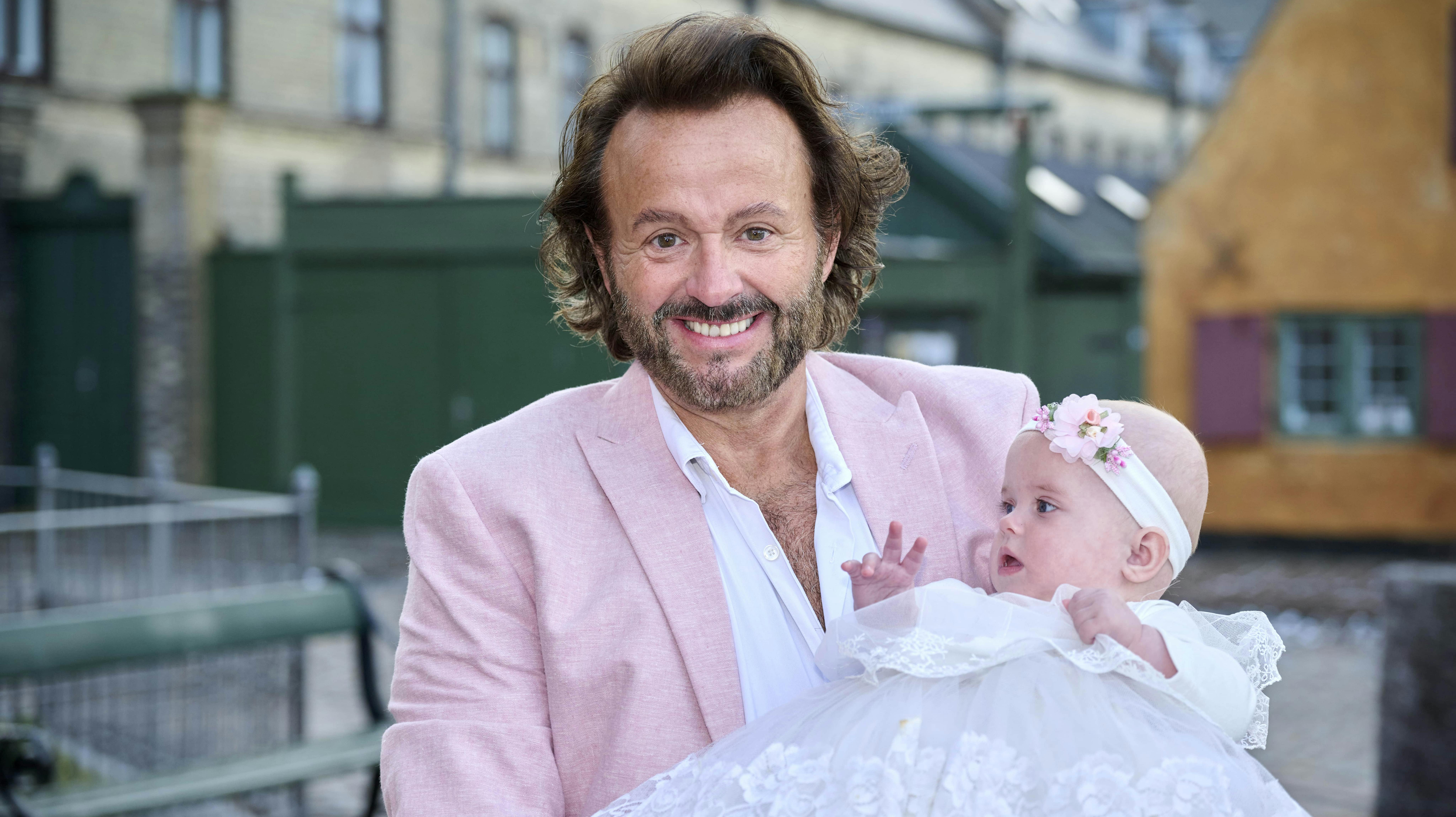 Dennis Knudsen med sin nydøbte datter, Aura Angelina Knudsen.