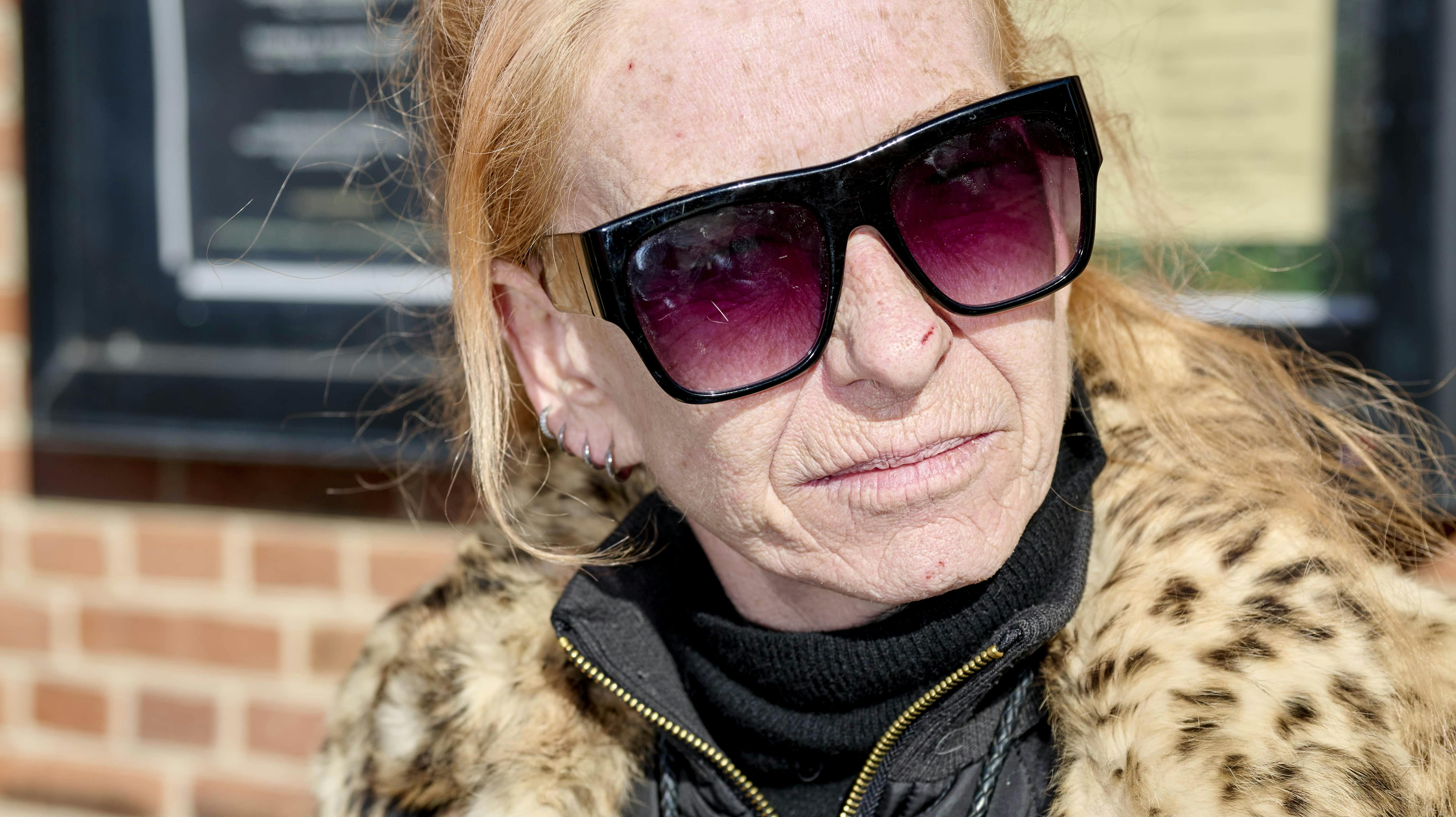 Sanne Salomonsen deltog lørdag ved Dennis Knudsens lille Auras dåb.