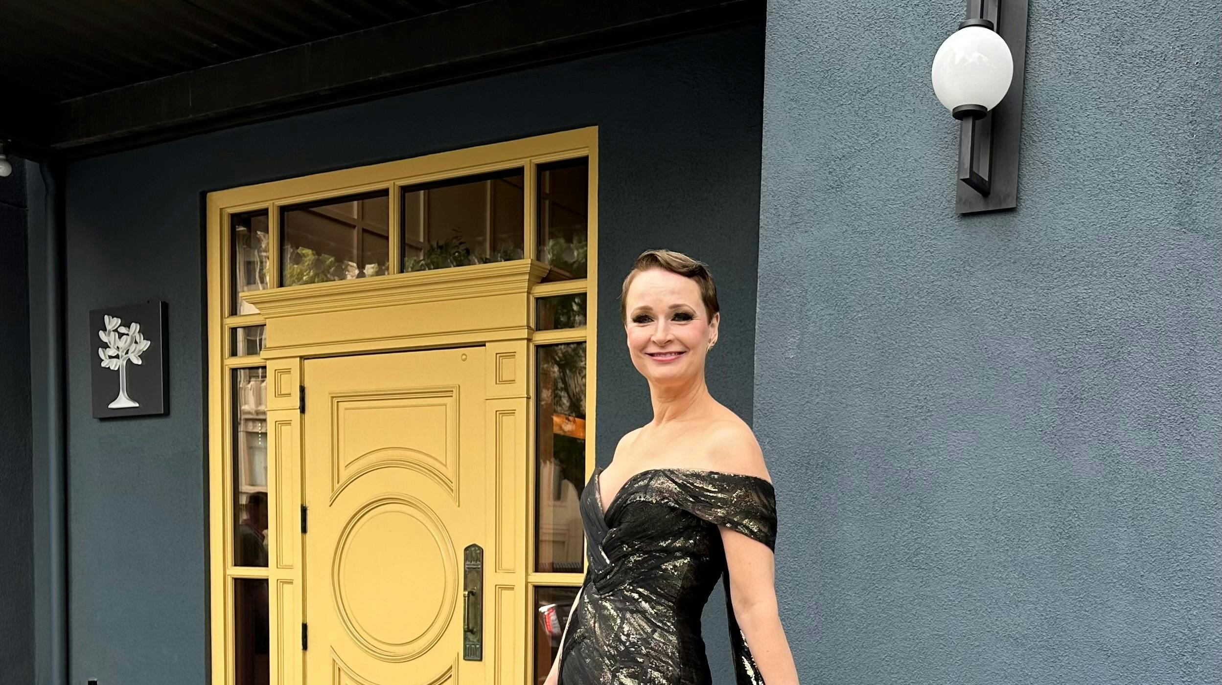 Vicki Berlin i sin kjole til Oscar 2023. Kjolen er designet af Jesper Høvring, mens smykkerne er fra danske Dulong.