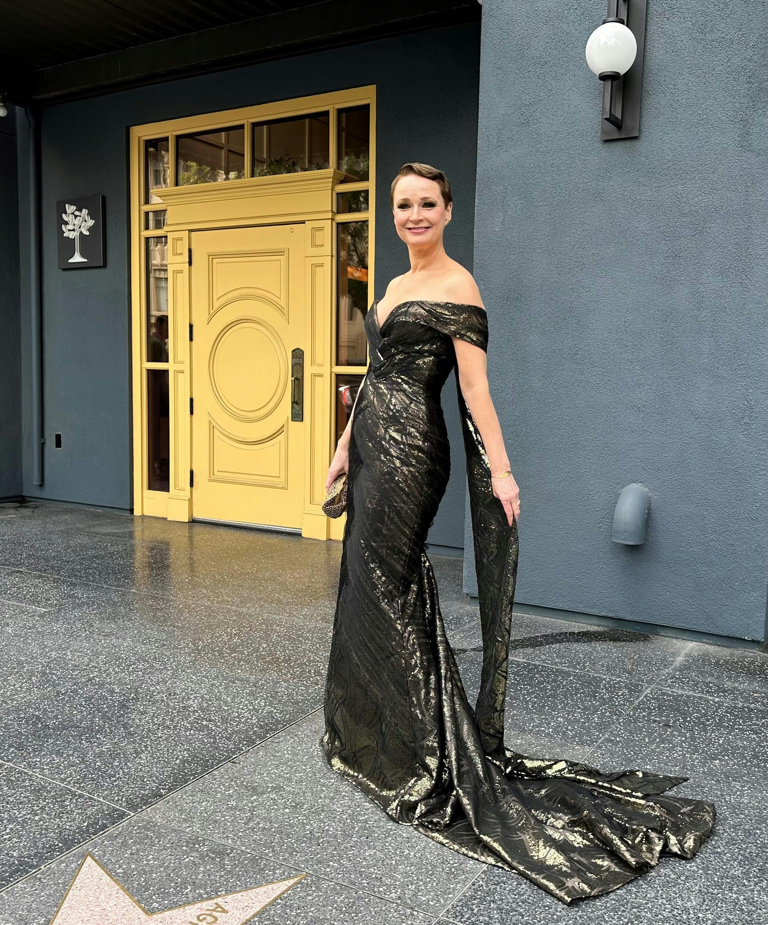 Vicki Berlin i sin kjole til Oscar 2023. Kjolen er designet af Jesper Høvring, mens smykkerne er fra danske Dulong.
