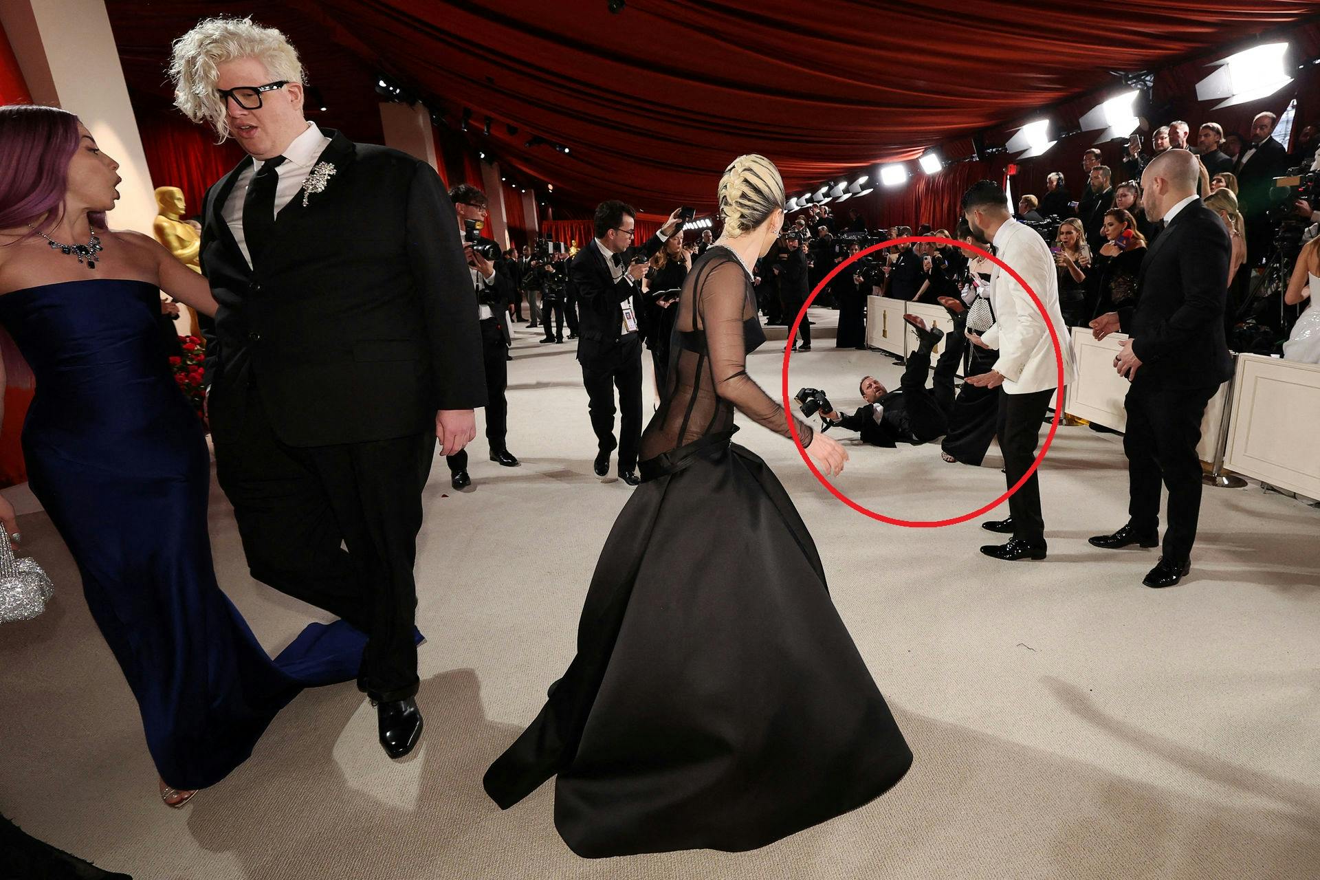 Lady Gaga bliver hyldet for sin reaktion, da en fotograf faldt på røv og albuer foran hende til Oscar-uddelingen.