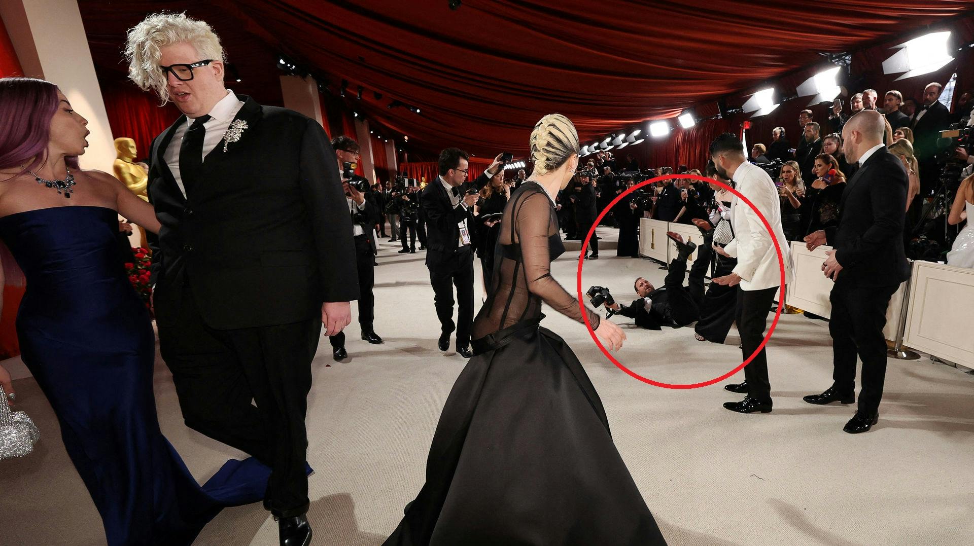 Lady Gaga bliver hyldet for sin reaktion, da en fotograf faldt på røv og albuer foran hende til Oscar-uddelingen.