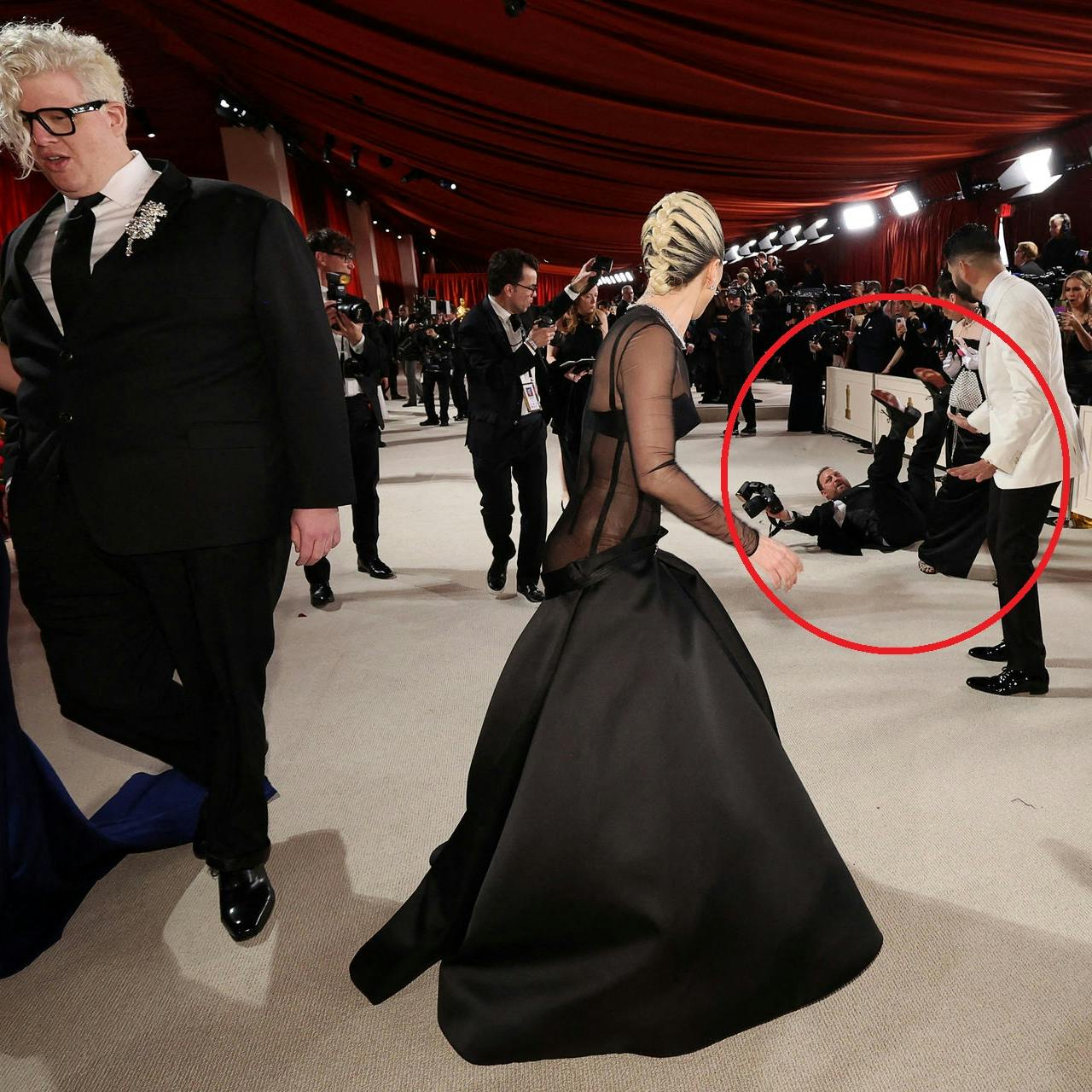 Lady Gaga bliver hyldet for sin reaktion, da en fotograf faldt på røv og albuer foran hende til Oscar-uddelingen.