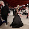 Lady Gaga bliver hyldet for sin reaktion, da en fotograf faldt på røv og albuer foran hende til Oscar-uddelingen.
