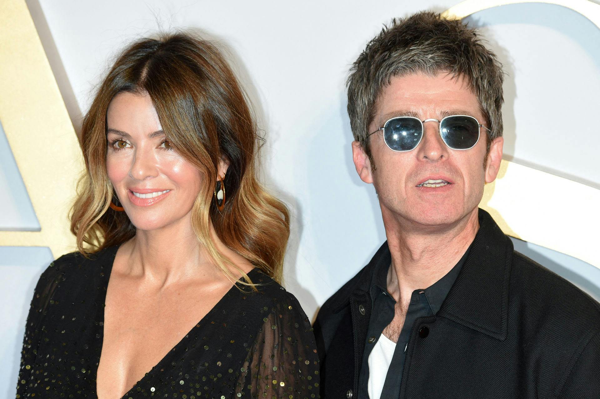 Noel Gallagher sammen med ekskonen Sara MacDonald på den røde løber. Fredag blev han set sammen med danske Dorothea Gundtoft på en restaurant i London, men her var der ikke tale om en date ifølge danskeren.