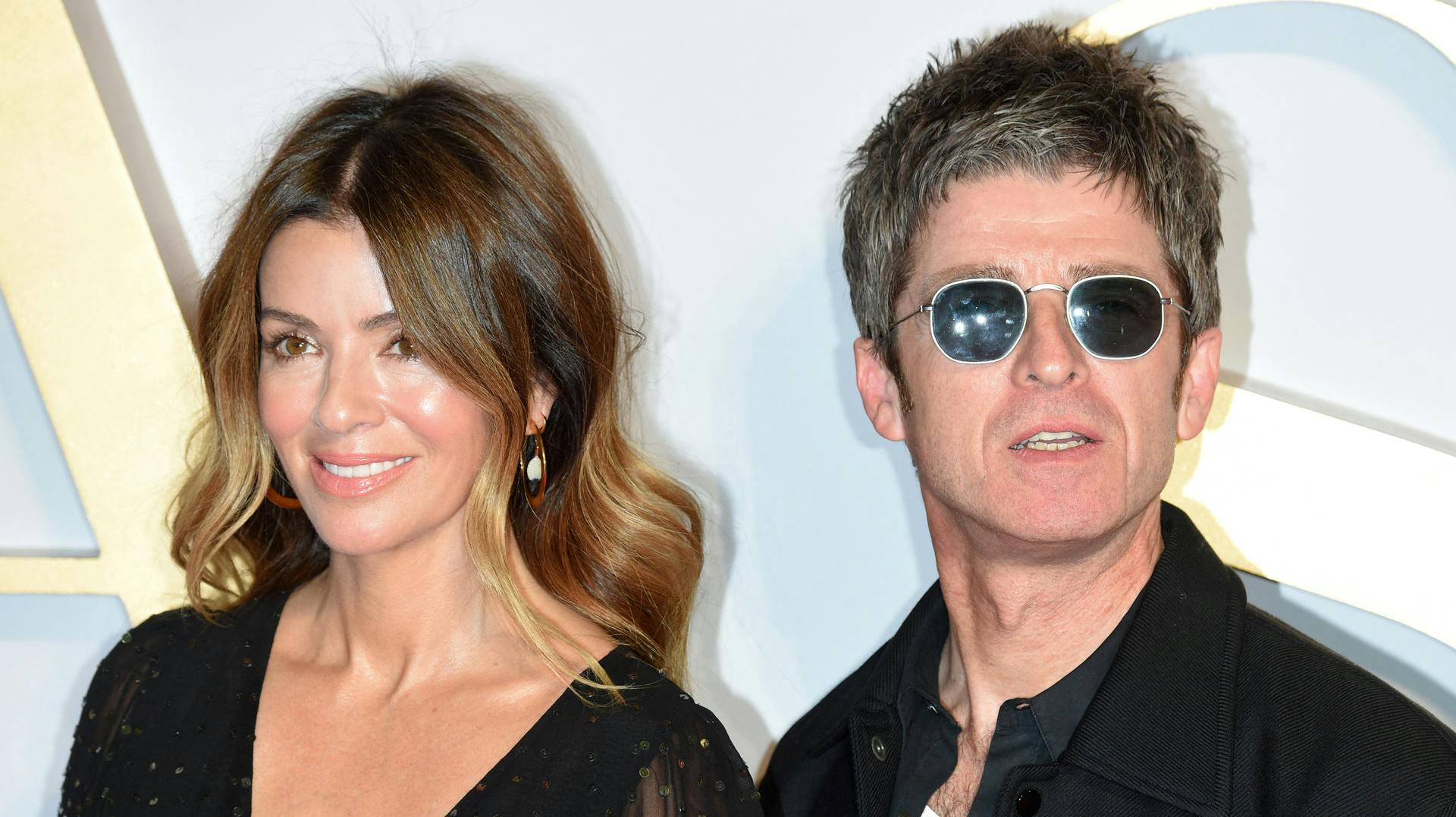 Noel Gallagher sammen med ekskonen Sara MacDonald på den røde løber. Fredag blev han set sammen med danske Dorothea Gundtoft på en restaurant i London, men her var der ikke tale om en date ifølge danskeren.