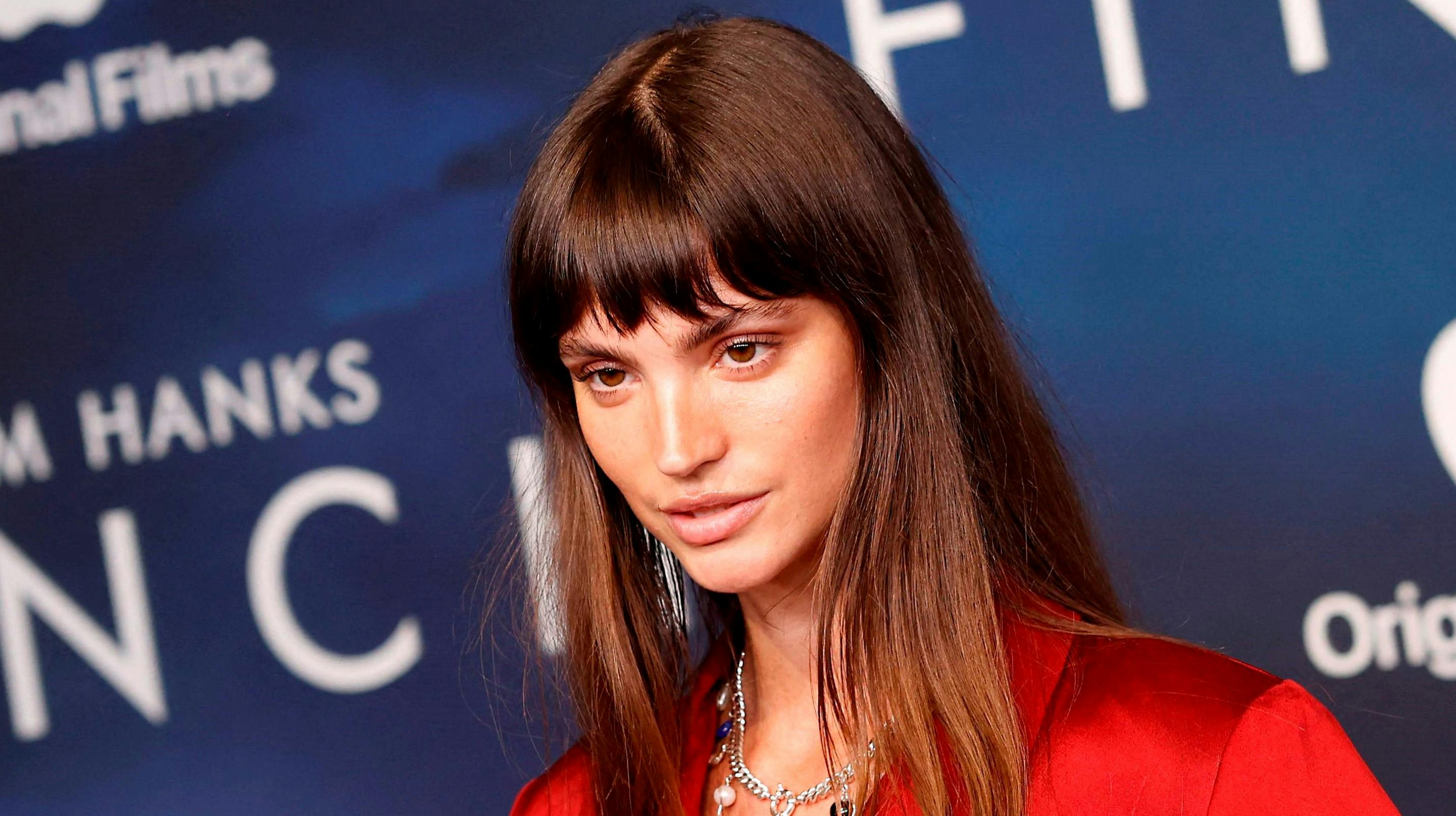 Skuespillerinden Charlbi Dean kunne have været med til at modtage hæder og fornemme nomineringer for sin medvirken i "Triangle of sadness", men døde på tragisk vis i august. 