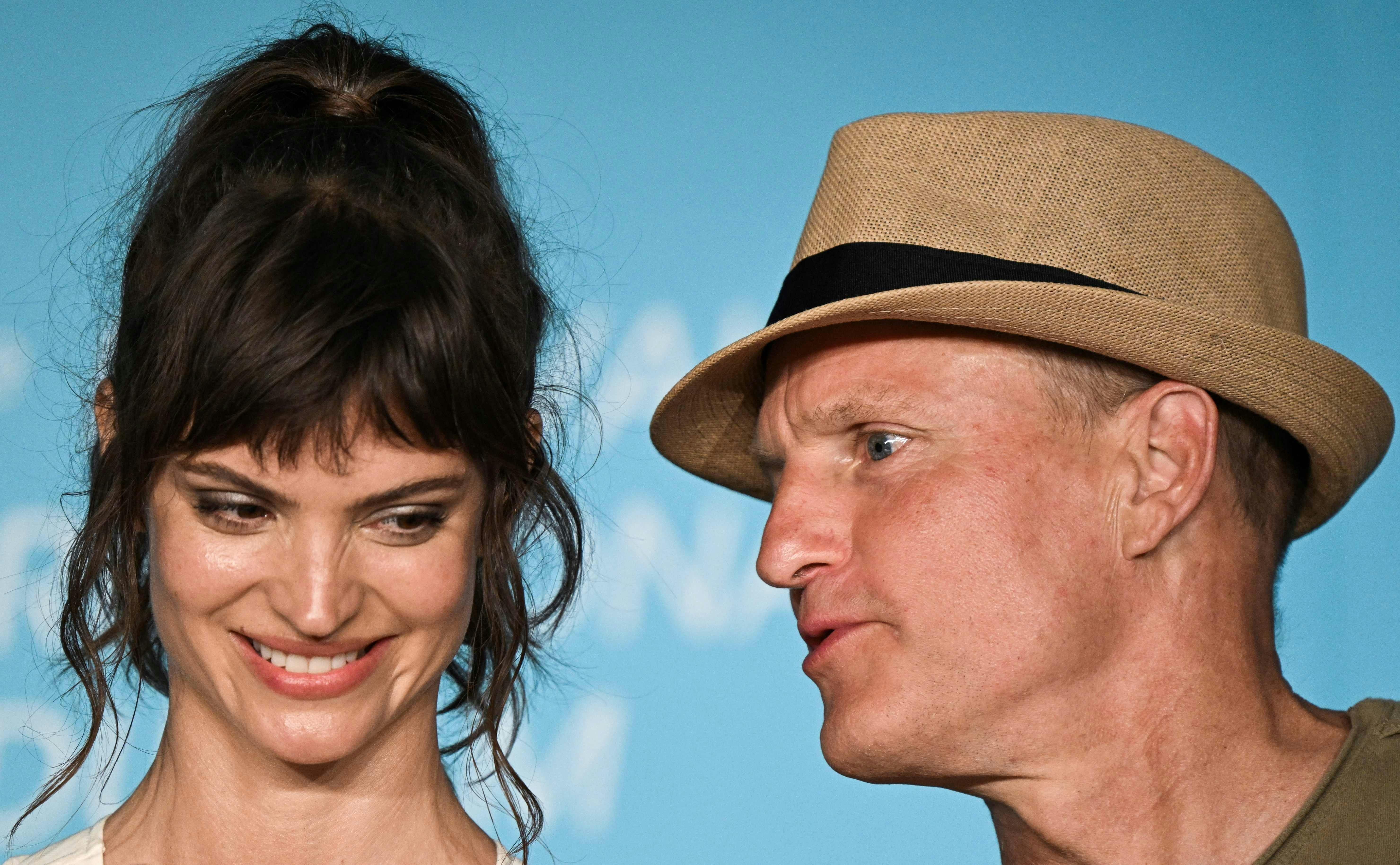 Den sydafrikanske model og skuespiller nåede kun lige at opleve en brøkdel af den forventelige anerkendelse, som filmen hun medvirkede i, modtog. Her er hun til filmfestival i maj sidste år i Frankrig med medspilleren Woody Harrelson. 