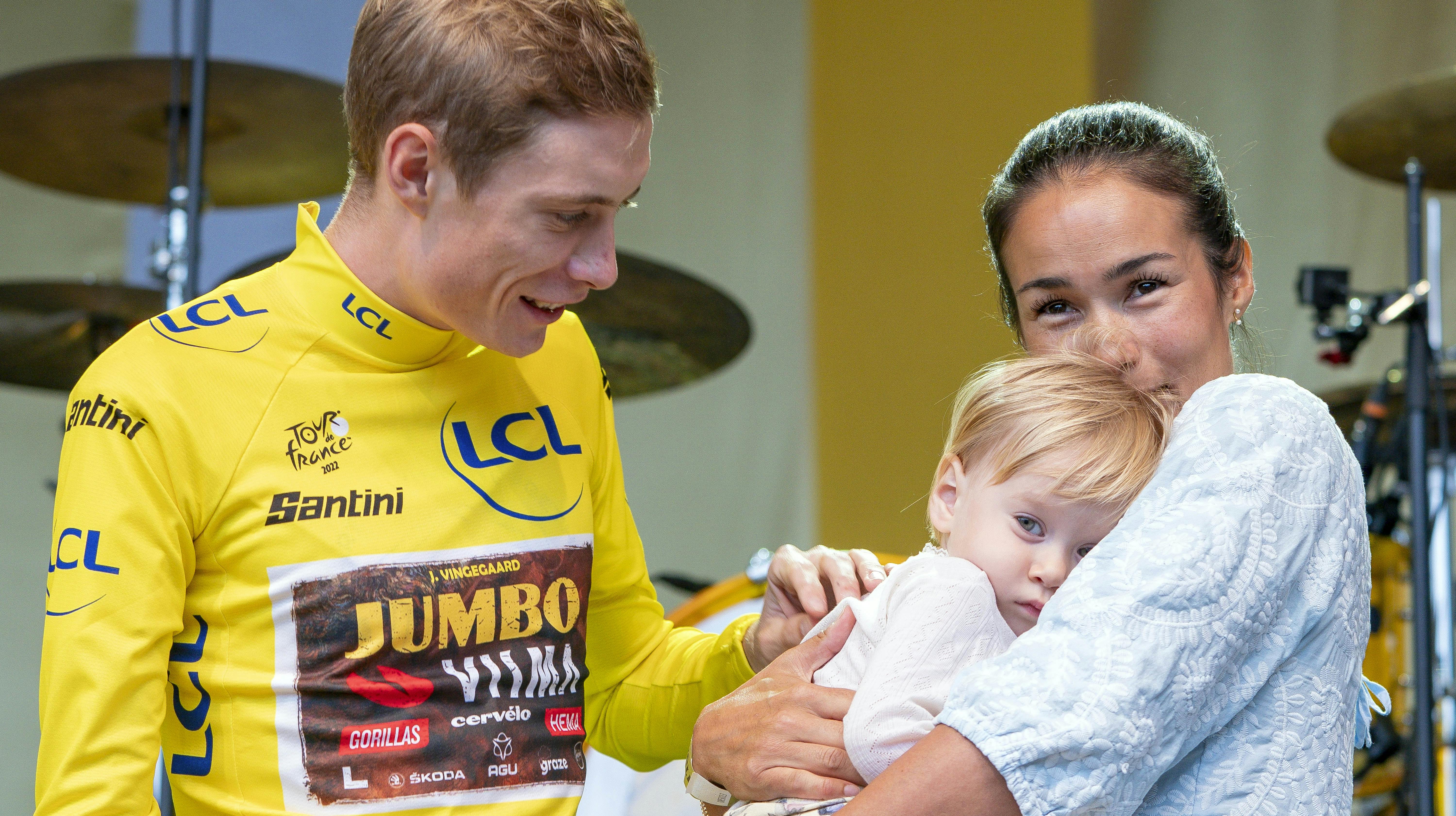 Gensynsglæden var enorm, da Trine og lille Frida endelig kunne se Jonas Vingegaard igen efter tre uger fra hinanden. Billedet er ikke fra Paris-Nice med fejringen af Tour de France-sejren i 2022.