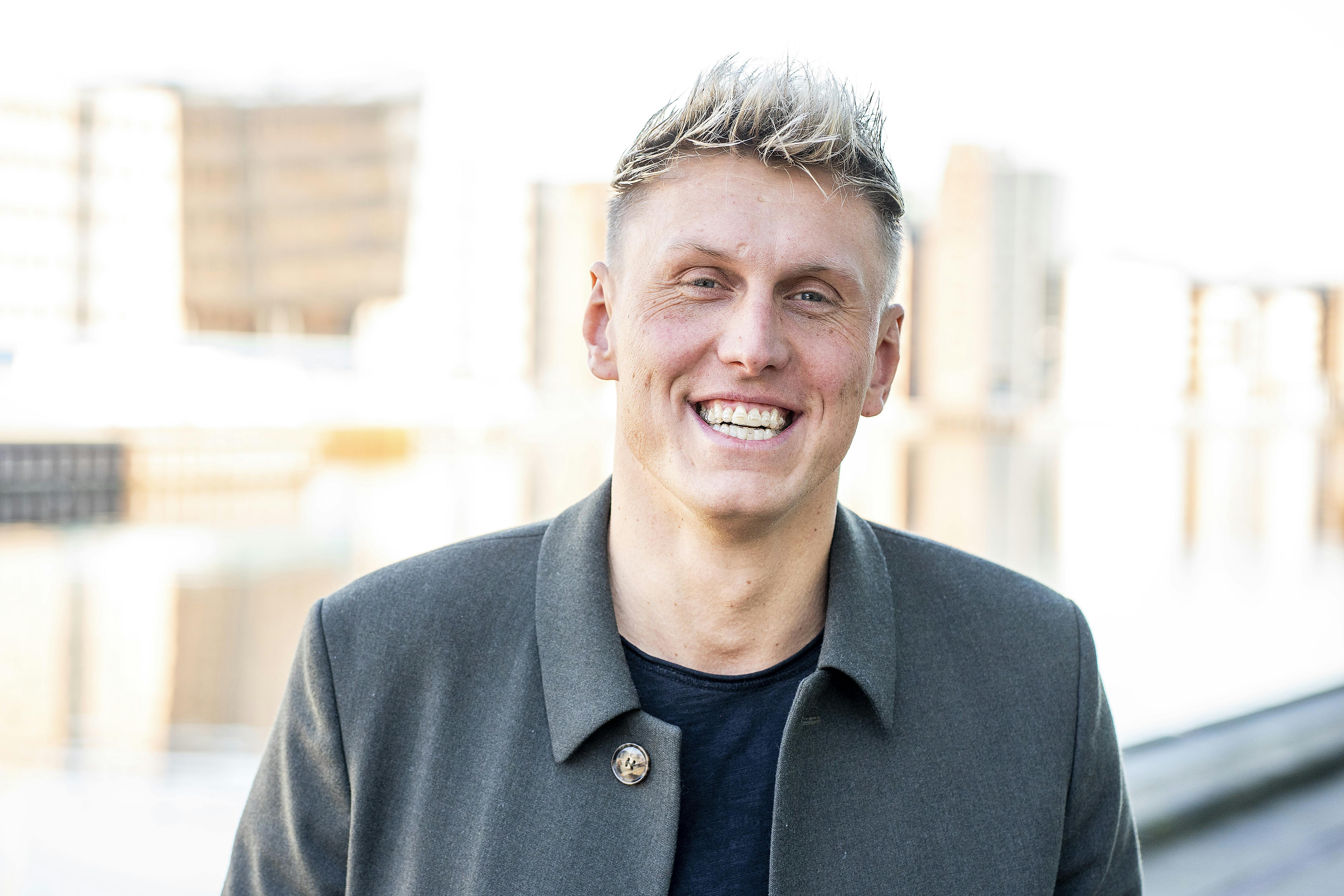 Planen er, at kæresten Maria flytter ind hos Mathias Hjort.