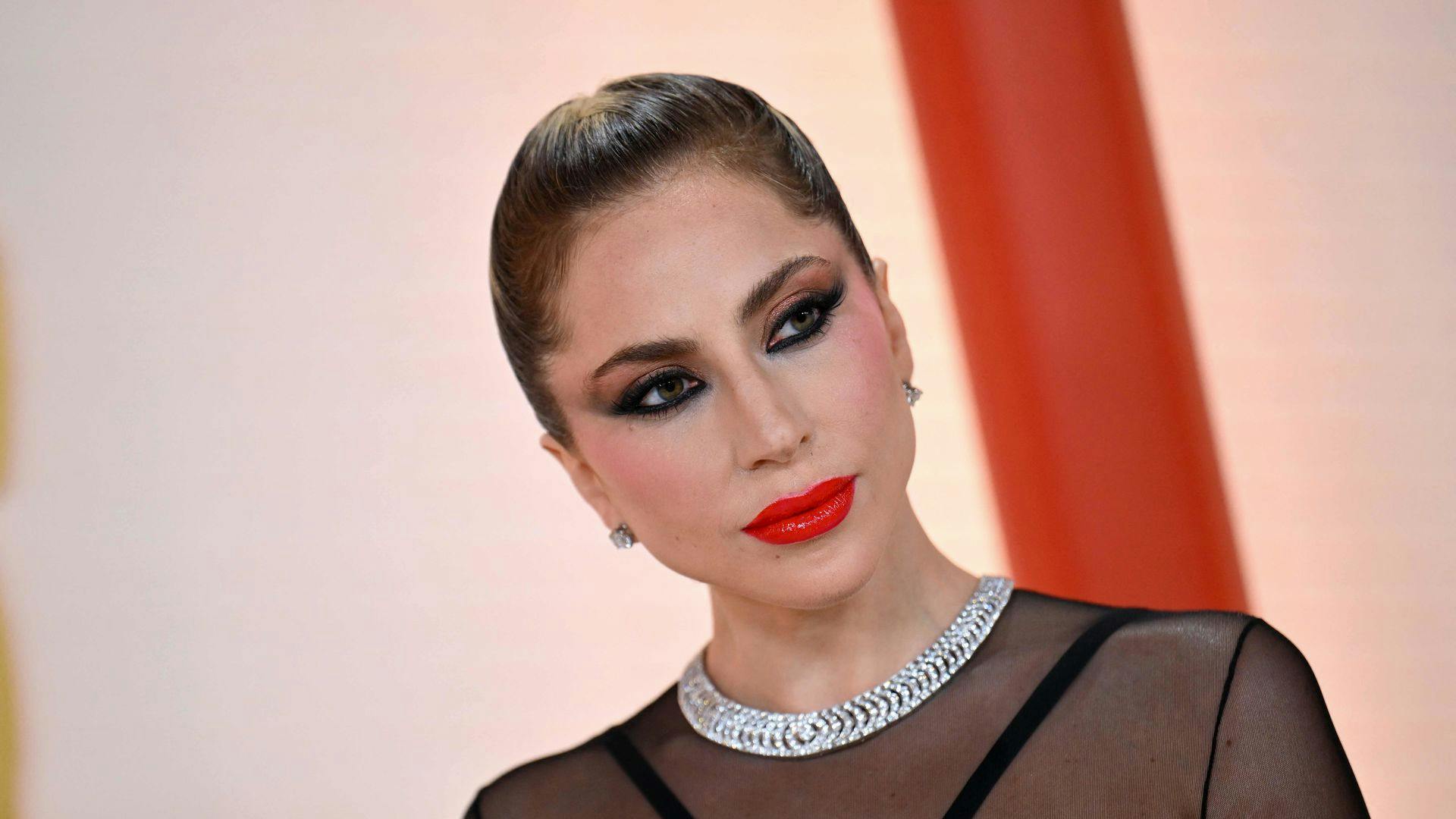 Lady Gaga var i fuld makeup på den røde løber til årets Oscar-uddeling. Det ændrede sig dog senere.

