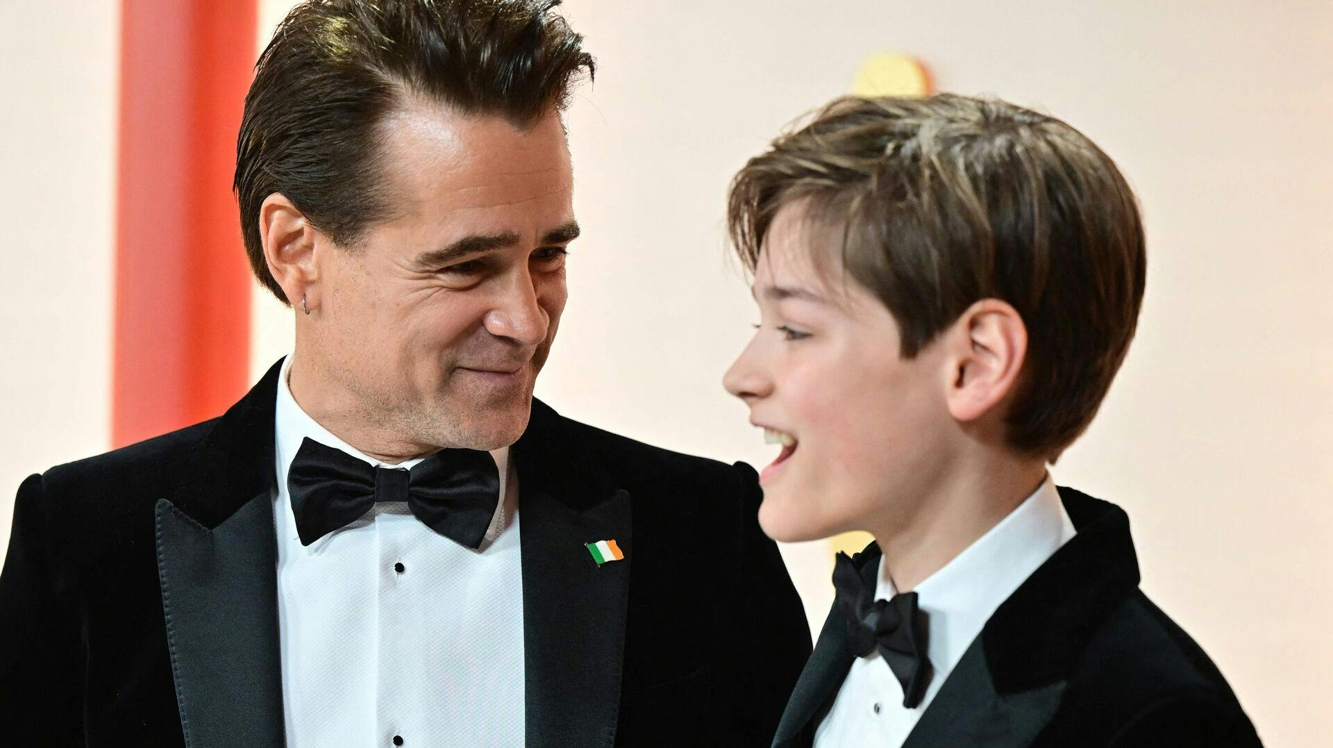 Colin Farrell med sin søn, Henry Tadeusz Farrell, på den røde løber til Oscar-uddelingen.