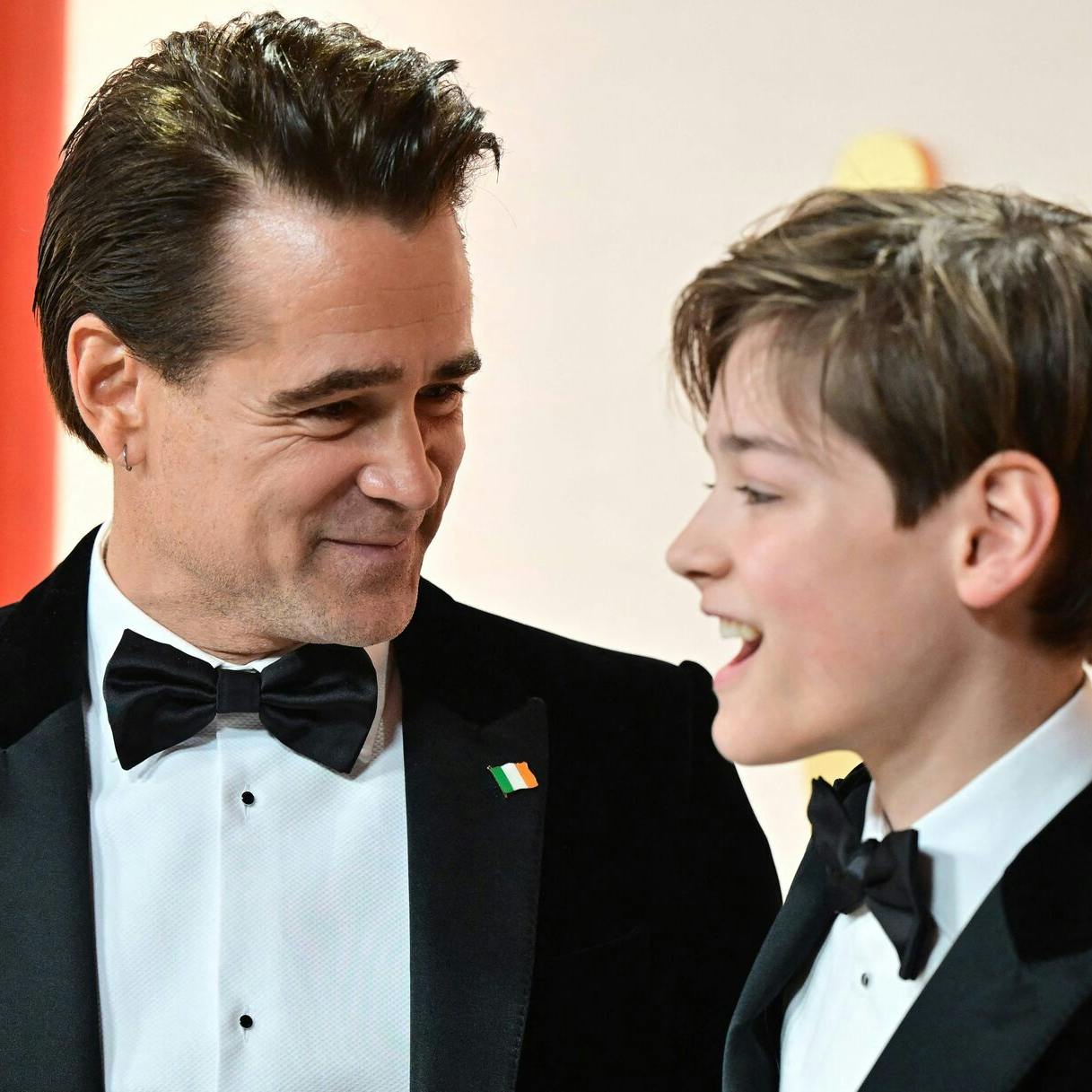 Colin Farrell med sin søn, Henry Tadeusz Farrell, på den røde løber til Oscar-uddelingen.