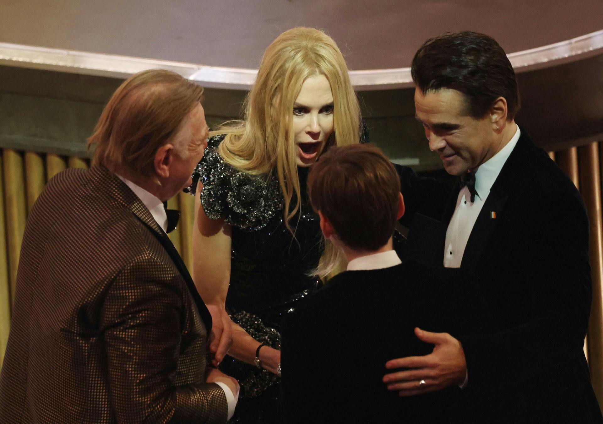 Nicole Kidman snakker med Brendan Gleeson, Colin Farrell og sønnen Henry.
