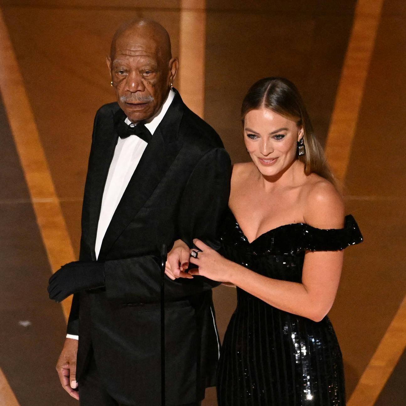 Morgen Freeman (tv.) til nattens oscaruddeling i selskab med Margot Robbie. 
