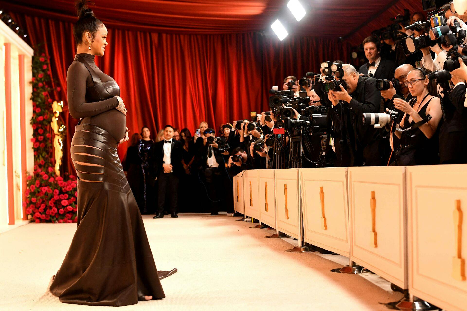 Rihanna viser mavsen frem til Oscar-uddelingen.
