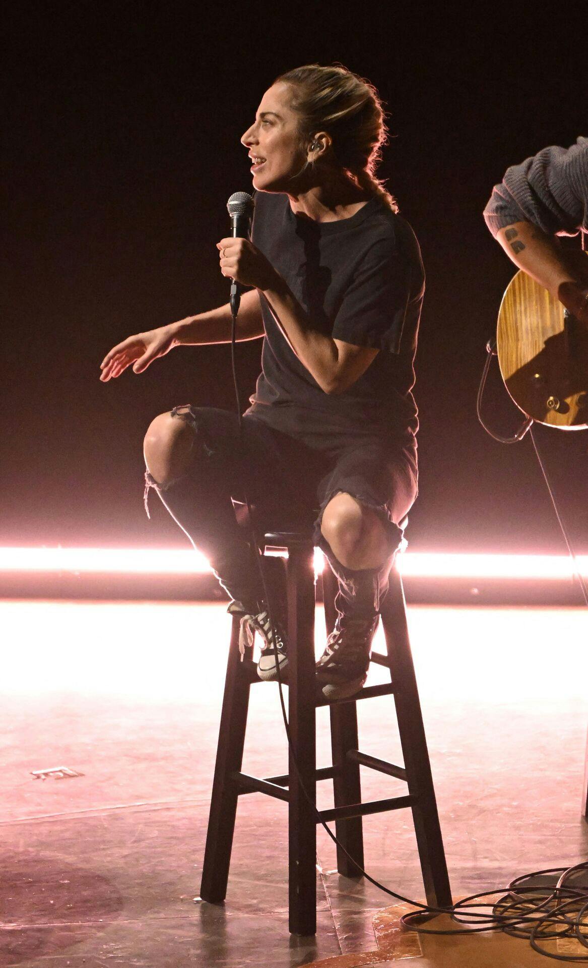 Gaga optrådte med nummeret "Hold My Hand" fra "Top Gun: Maverick" i et særdeles afslappet outfit.