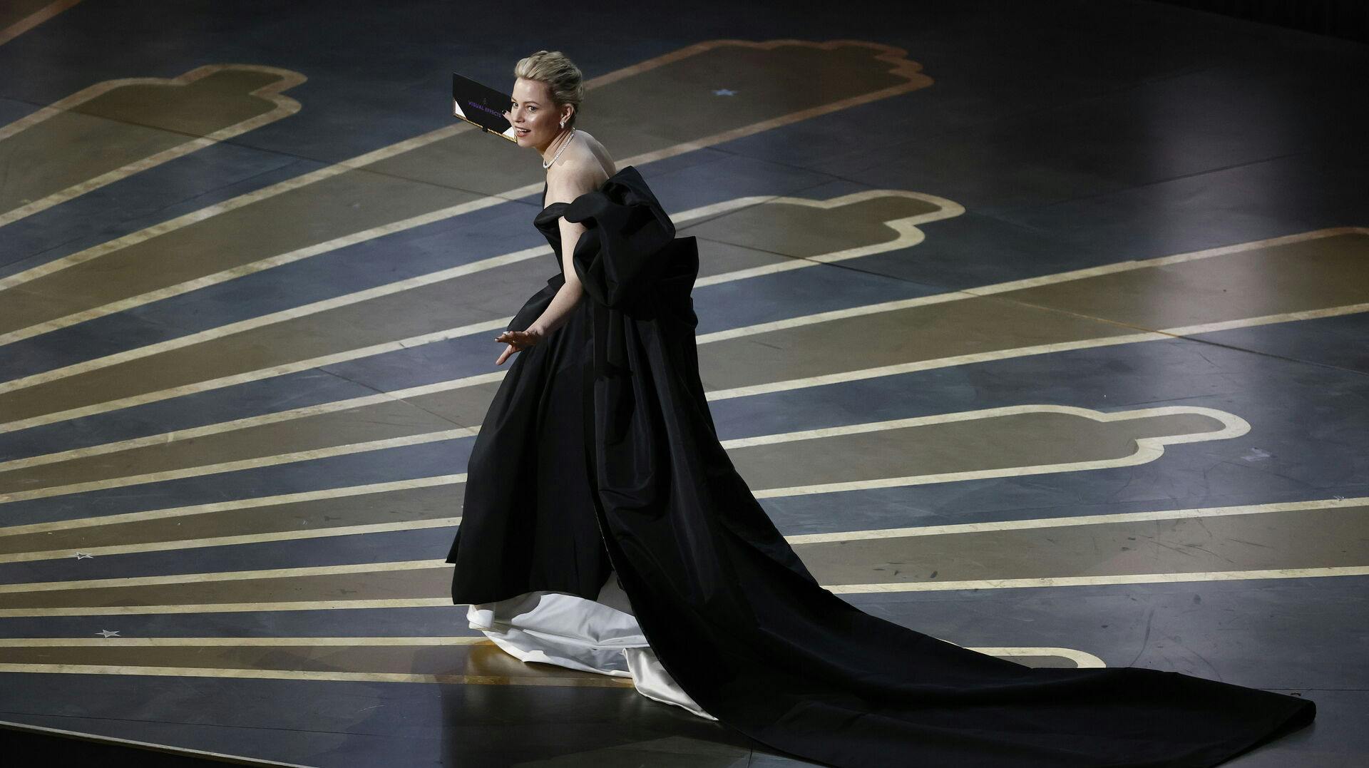 Elizabeth Banks havde svært ved at holde balancen til årets Oscar-uddeling.