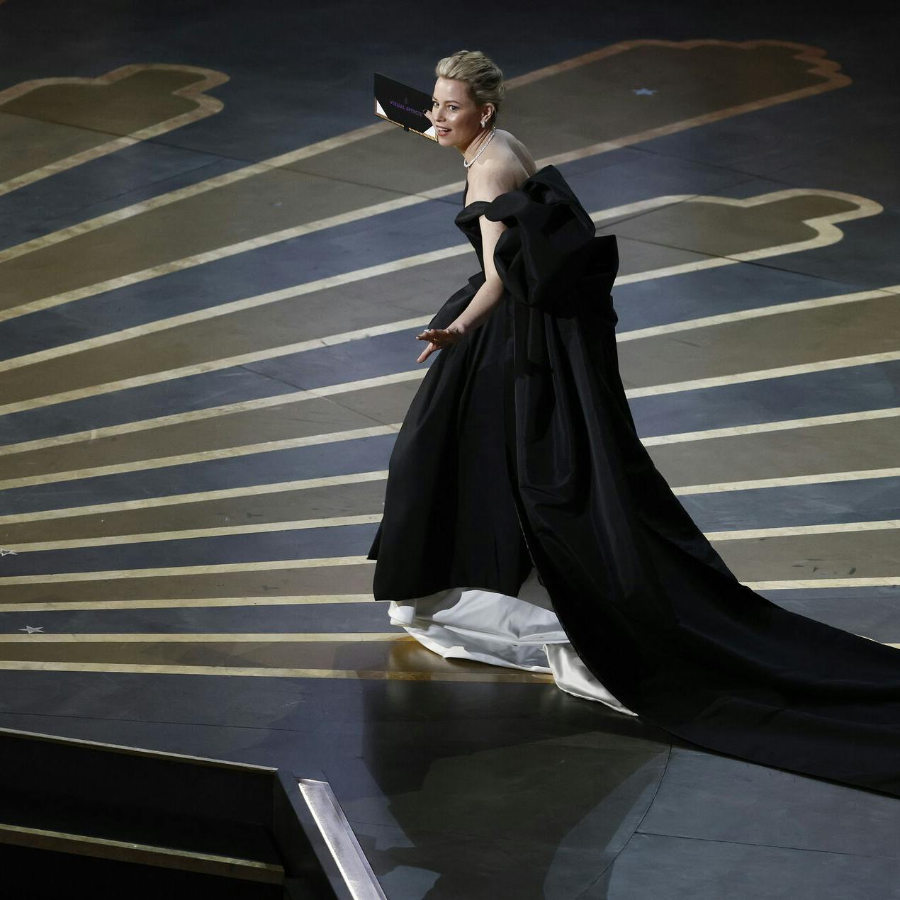 Elizabeth Banks havde svært ved at holde balancen til årets Oscar-uddeling.