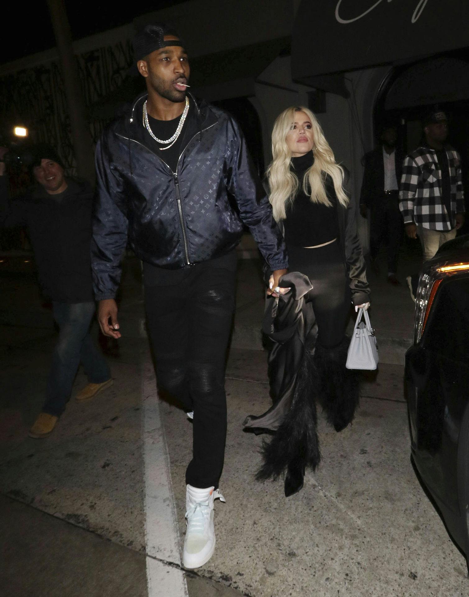 Tristan Thompson havde et stormfuldt forhold, der endte brat, da det kom frem at basketball-spilleren havde været Kardashian-søsteren utro og nu vnetede barn med en anden uge. Det kom frem, kort før parret var blevet gravide via en rugemor. 