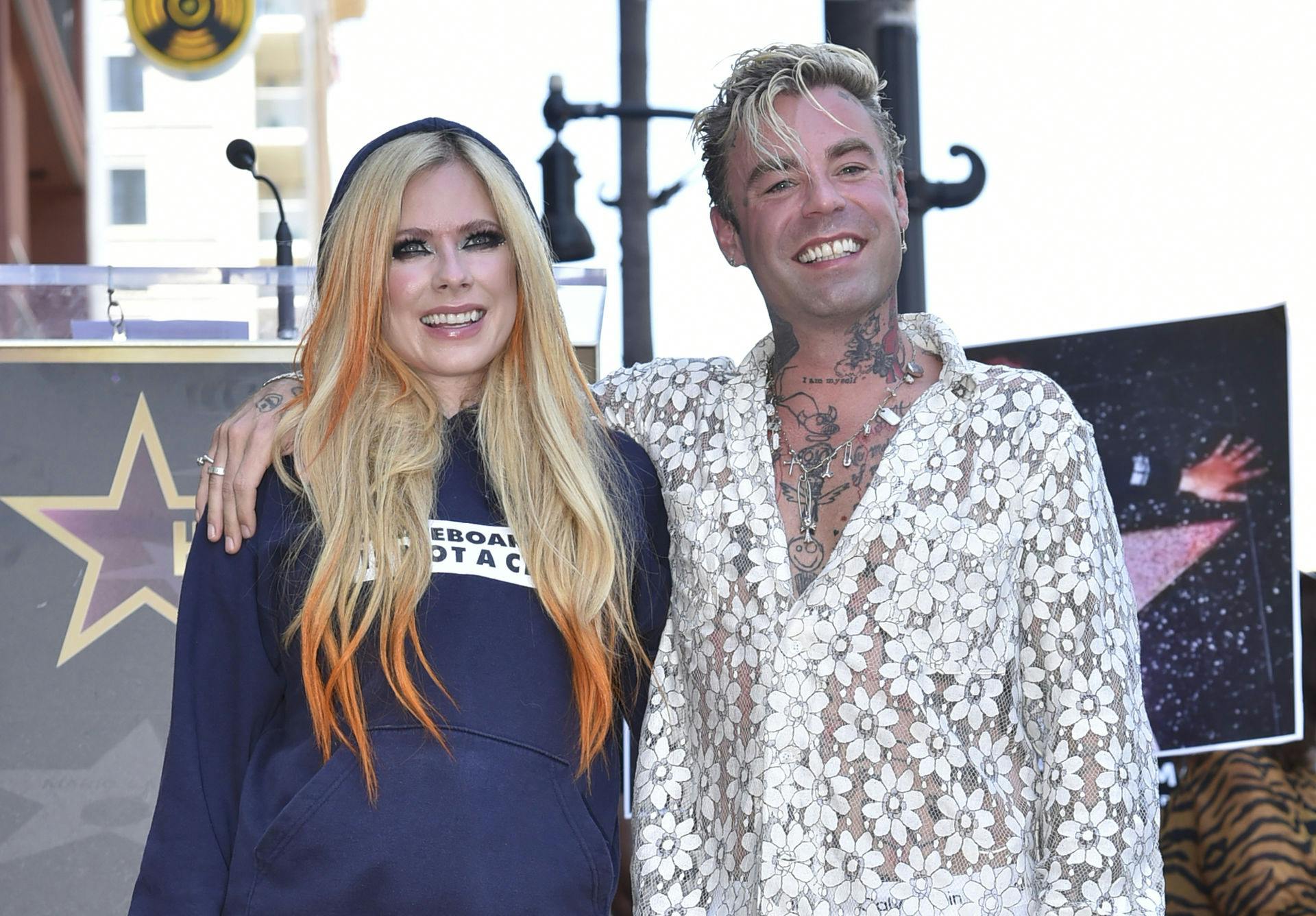 Det var lige før, kirkeklokkerne ringede hos Avril Lavigne og Mod Sun. Men nu er det hele anderledes.&nbsp;
