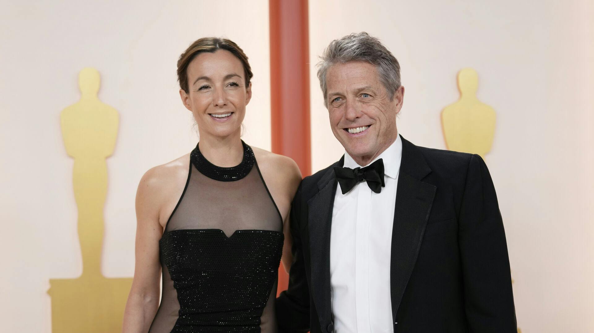 Hugh Grant med konen, Anna Eberstein, til Oscar-uddelingen 2023.