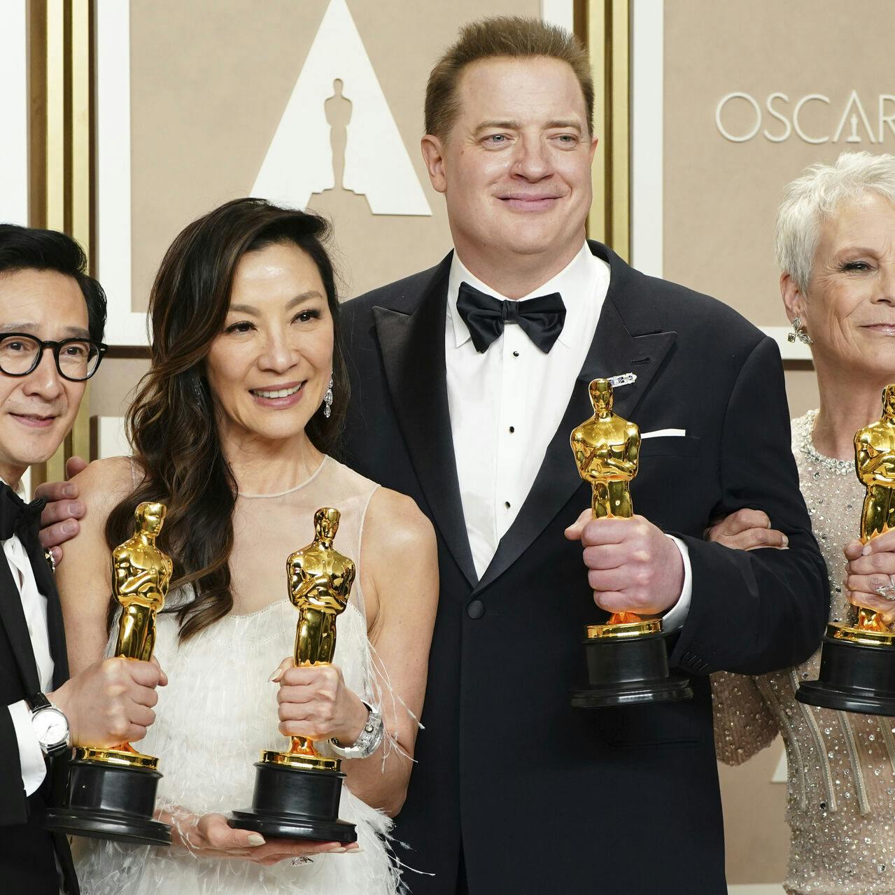 Fra venstra: Ke Huy Quan, Michelle Yeoh, Brendan Fraser og Jamie Lee Curtis med deres oscarstatuetter. 