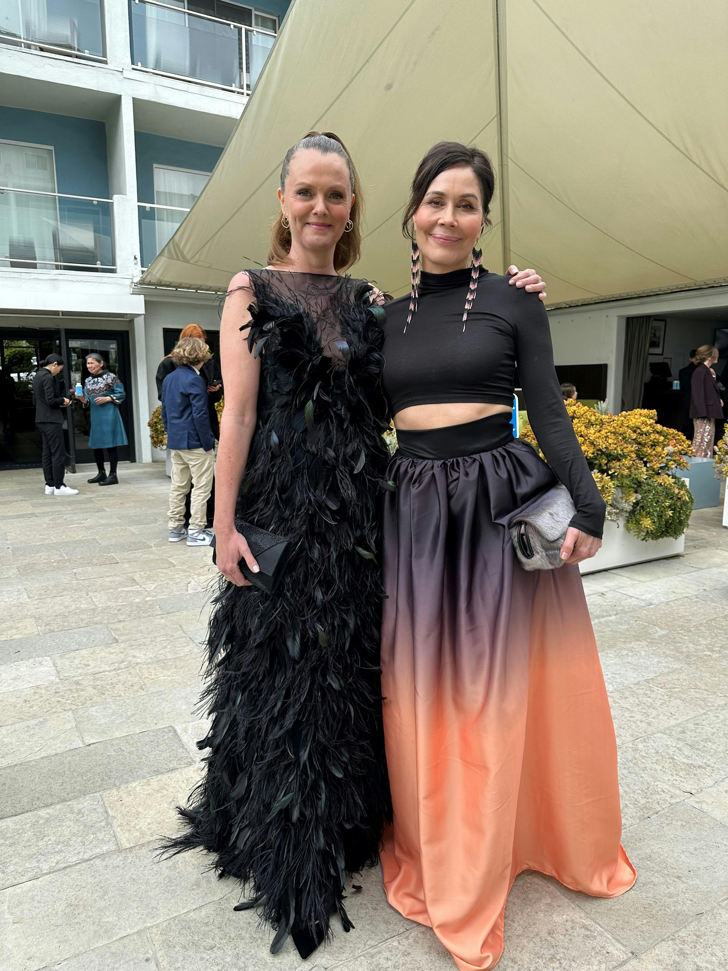 Nukâka Coster-Waldau med Rebecca Pruzan, der er producer på den Oscar-nominerede kortfilm Ivalu. Nukâka i nederdel fra Søren Le Schmidt, Rebecca i kjole fra Alberta Ferretti.