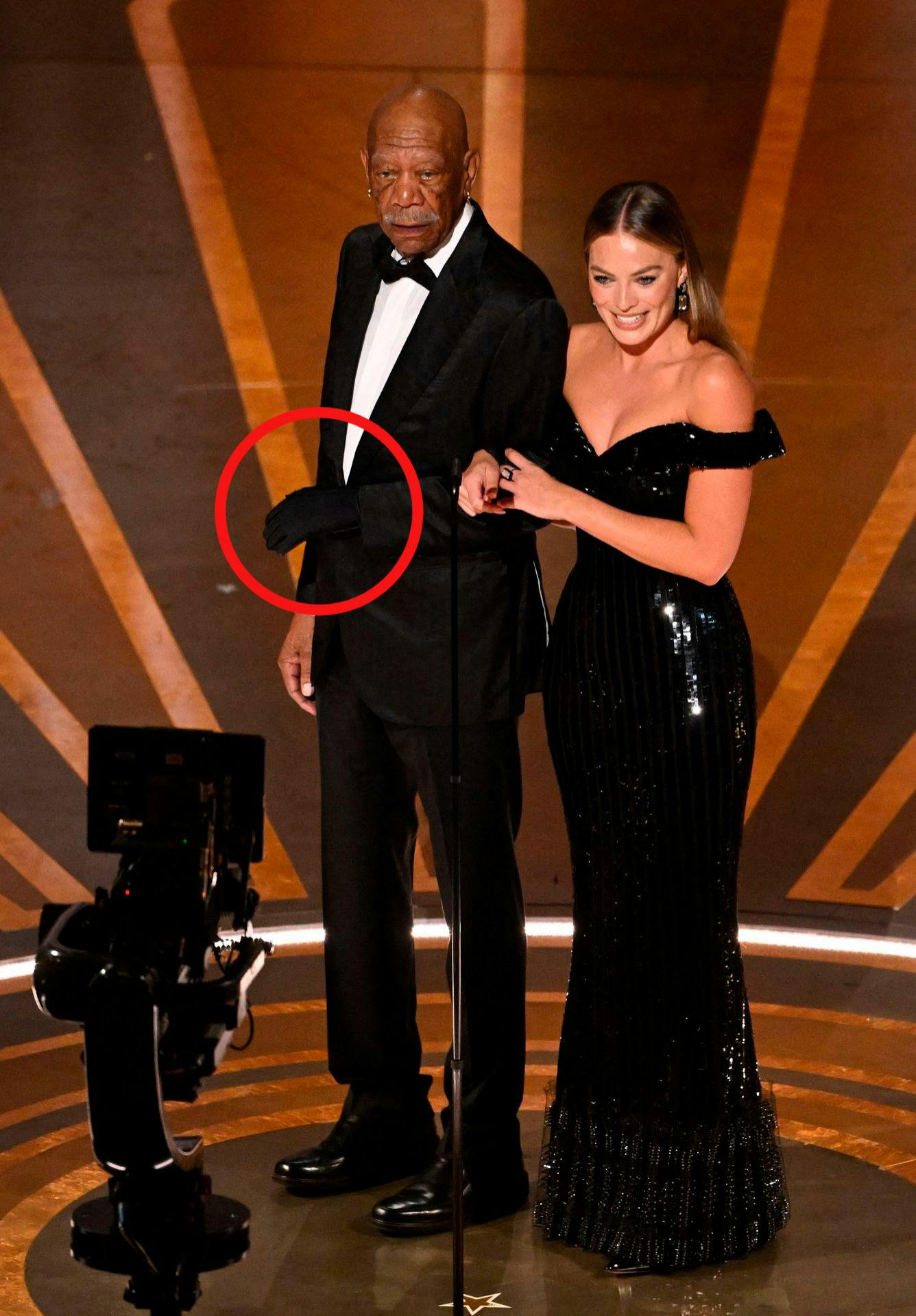 Morgan Freeman kom slemt til skade med sin hånd i en bilulykke i 2008.
