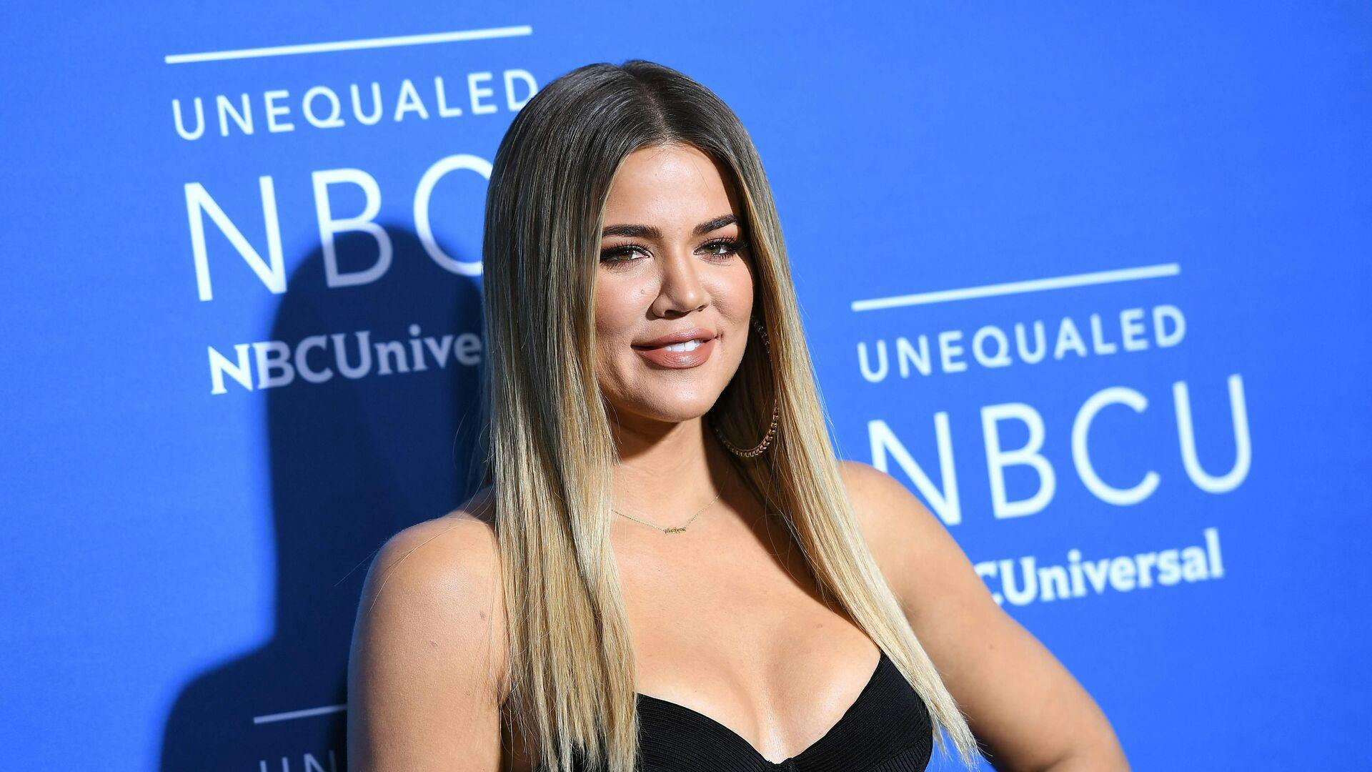 Khloé Kardashian viser for første gang sønnens ansigt frem.