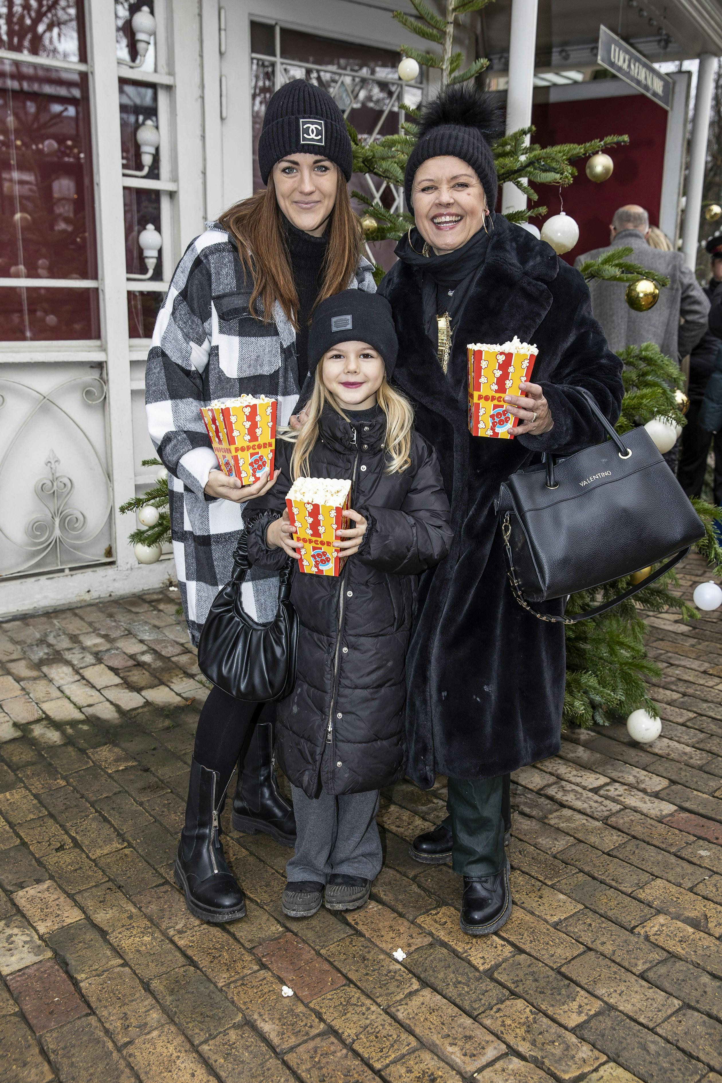 Andrea er familien Dalsgaards helt store stjerne her til aften. Her ses hun til premiere i Grønnegårdsteateret sammen med sin mor Camilla Dalsgaard og mormor Soffie Dalsgaard.