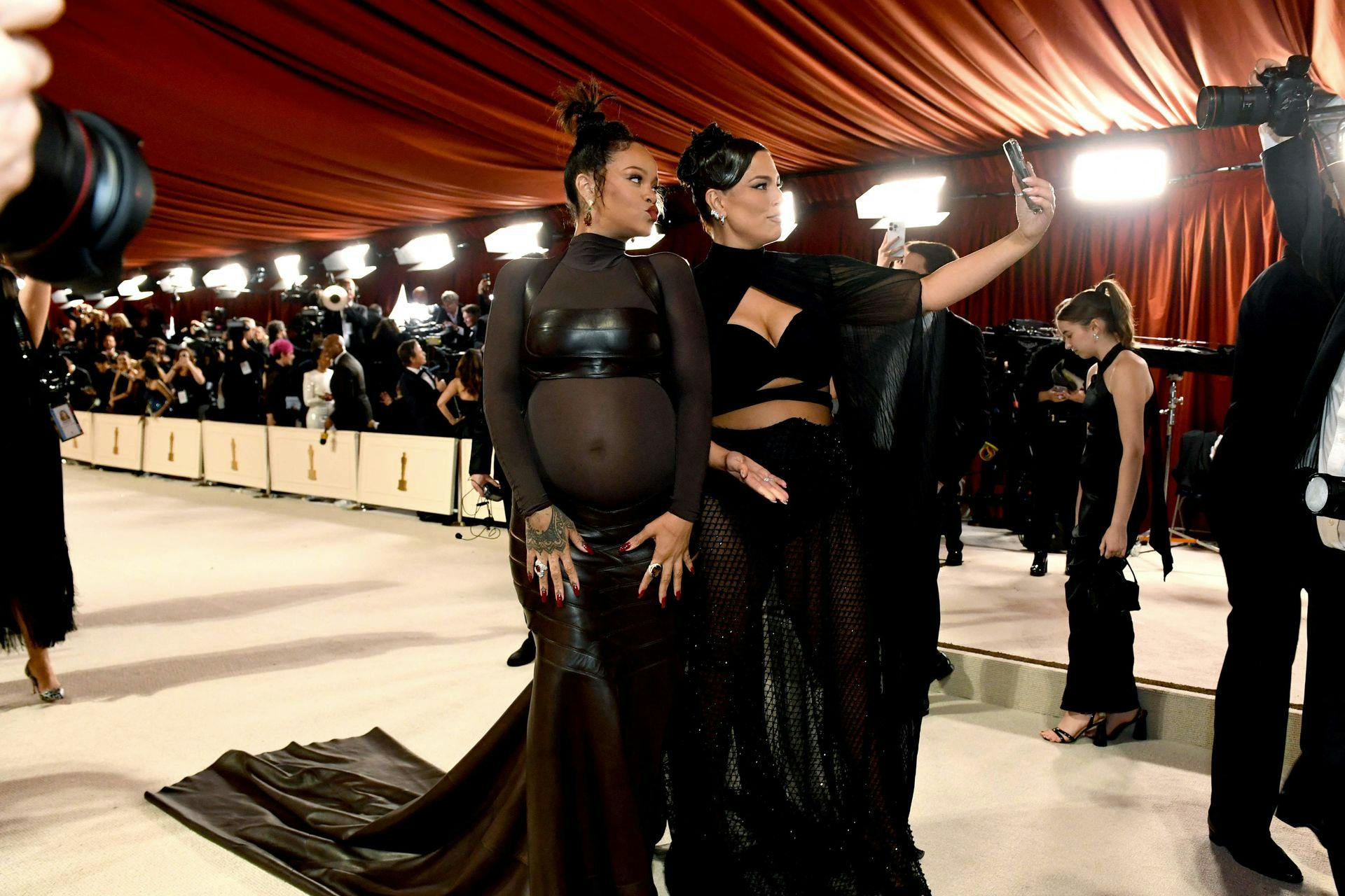 Ashley Graham (th.) og den gravide sangerinde Rihanna.