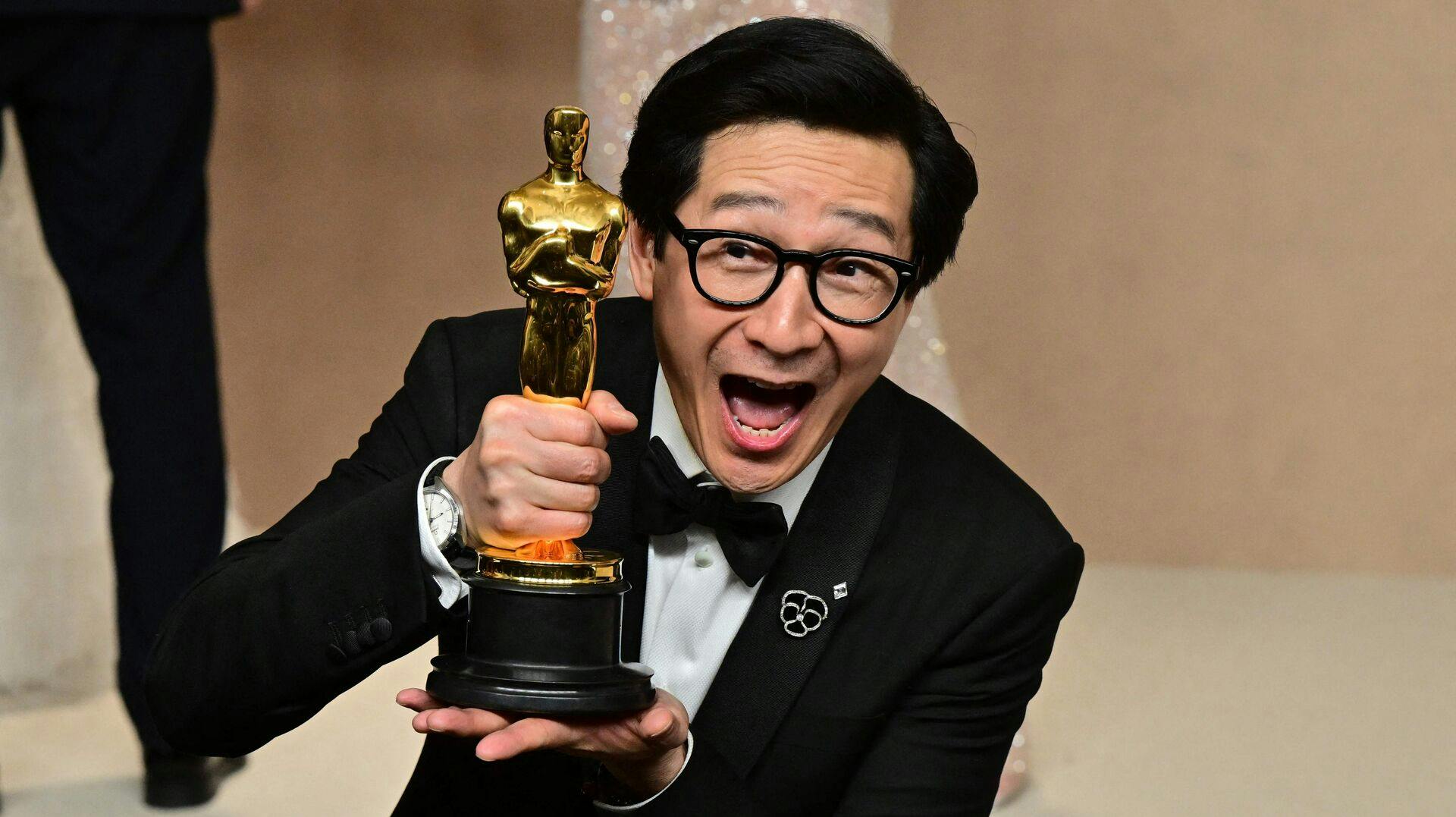 Det er ikke kun Ke Huy Quan, der jubler over sin Oscar-statuette. Det gør man også i Danmark.